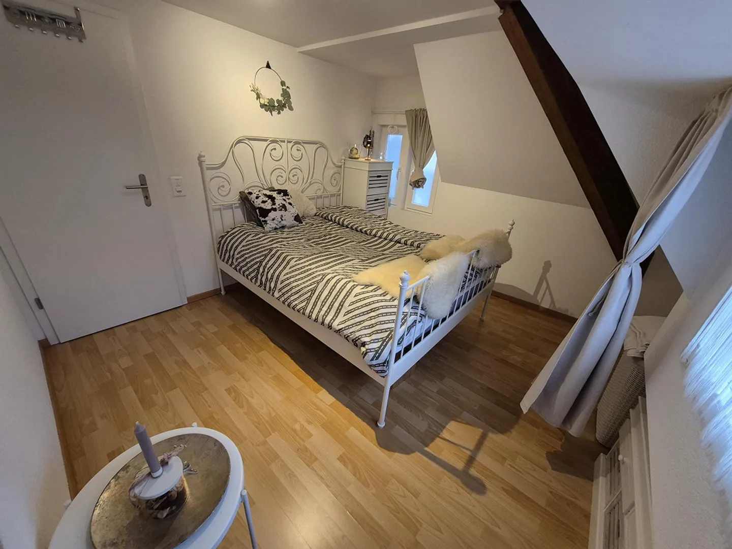 Charmante appartement sous les combles de 3,5 pièces - Photo 2 sur 6