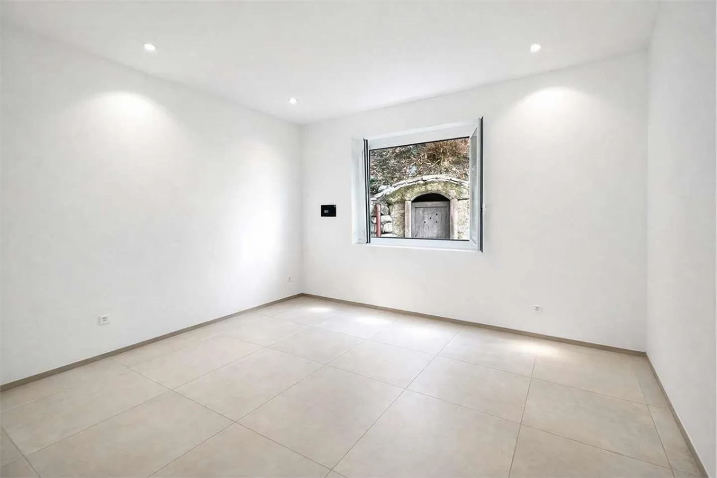 Bright Apartment in Prime Location with Garden and Patio - Photo 10 of 12