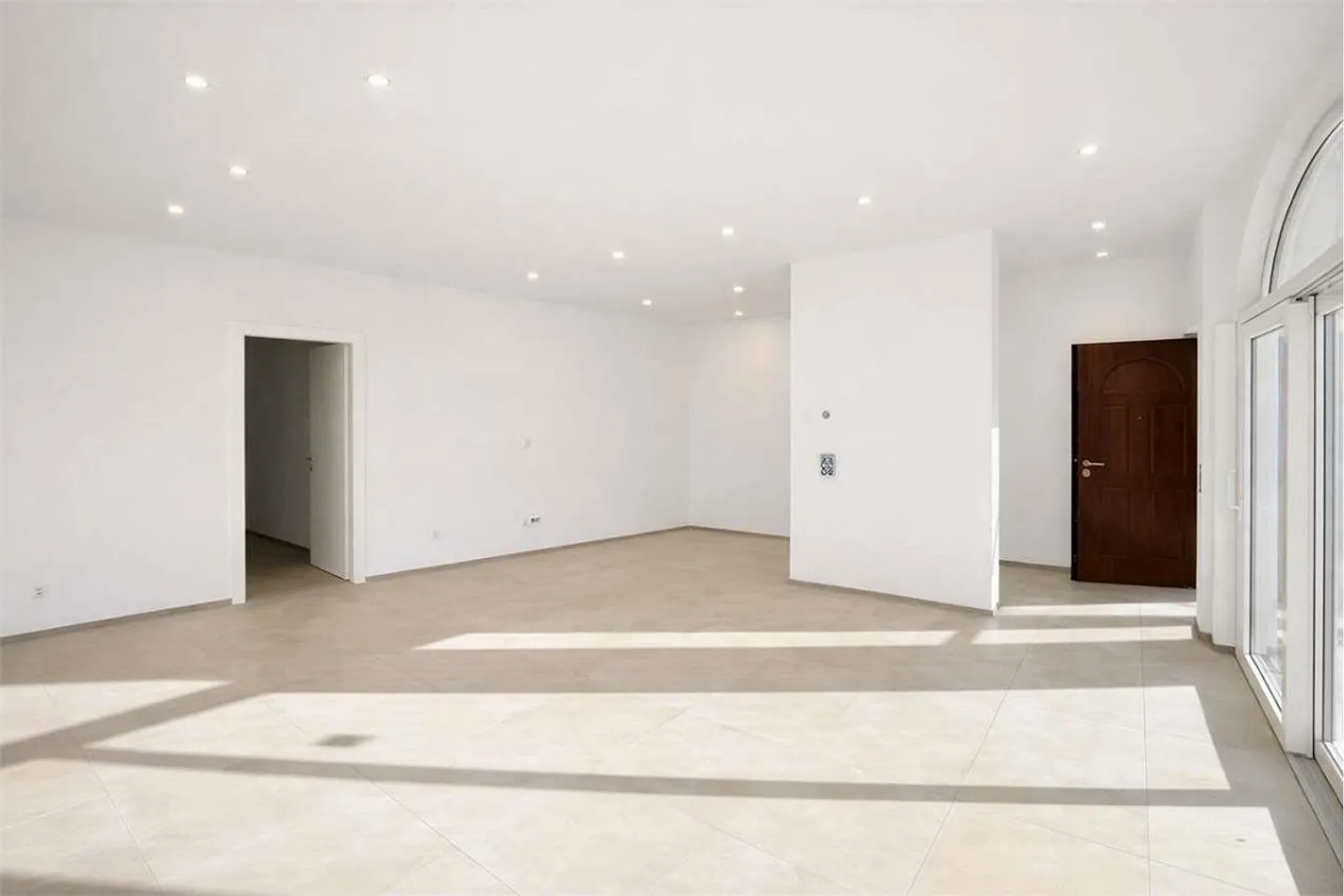Bright Apartment in Prime Location with Garden and Patio - Photo 6 of 12