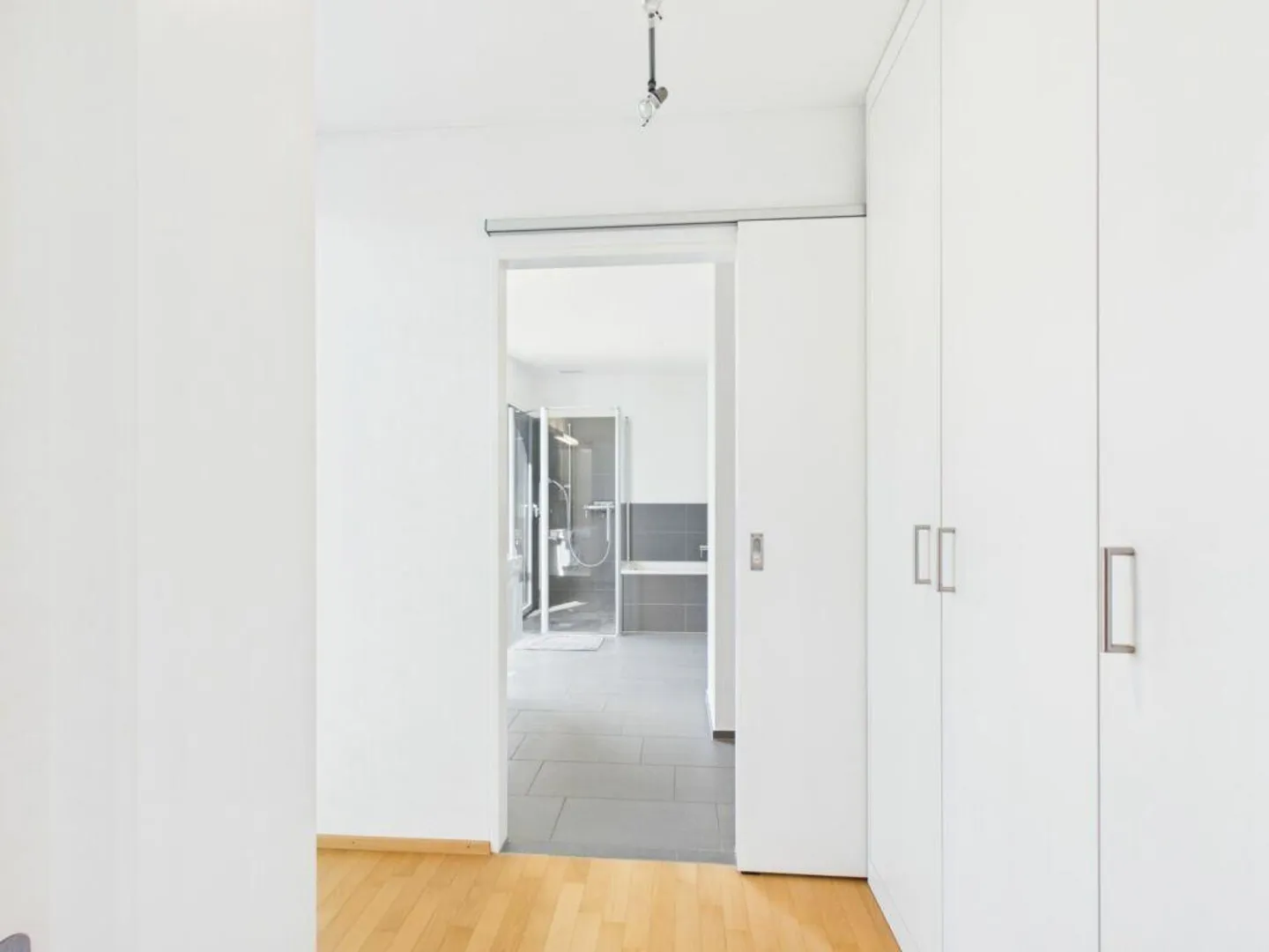 Geräumige Wohnung mit Balkonen - Foto 13 von 20