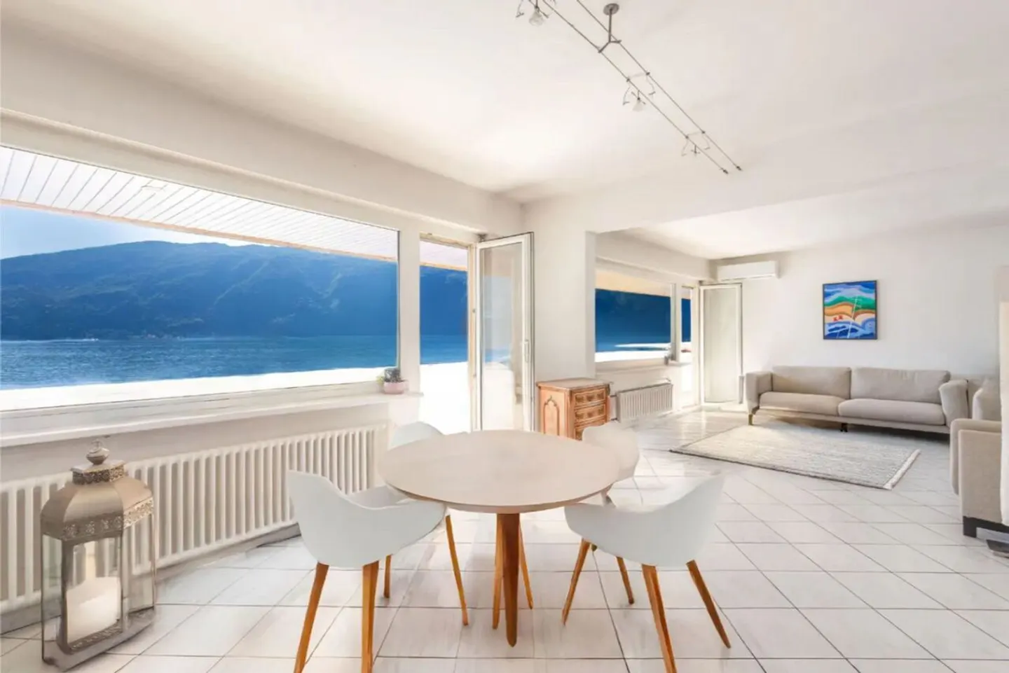 Villa au bord du lac avec quai privé - Photo 11 sur 17