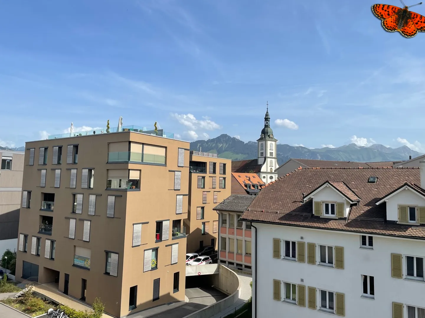 CHARMANTE 4 ½ ZIMMER - Mit großem Balkon und nur wenige Schritte von der Schule entfernt! - Foto 1 von 8