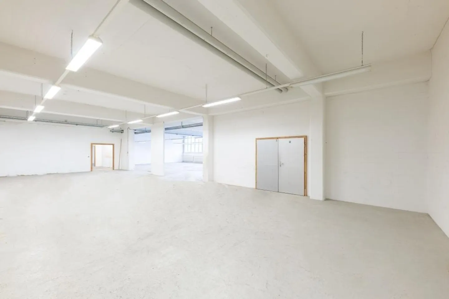 Spacious storage room for rent on the 1st floor - Photo 2 of 2