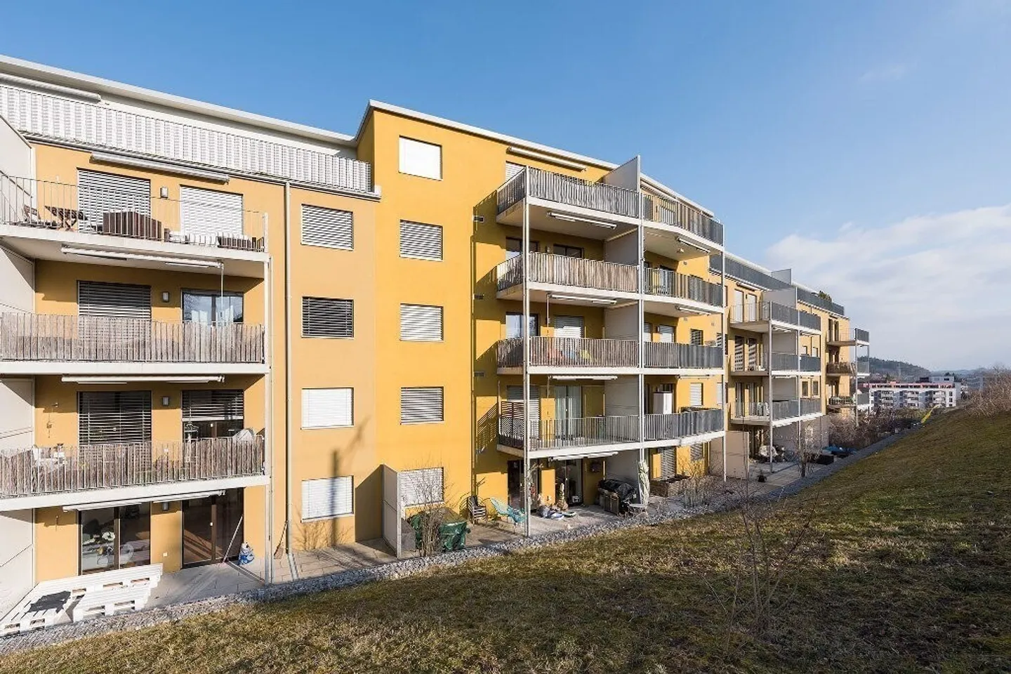 Appartamento moderno con grande balcone - Foto 1 di 8