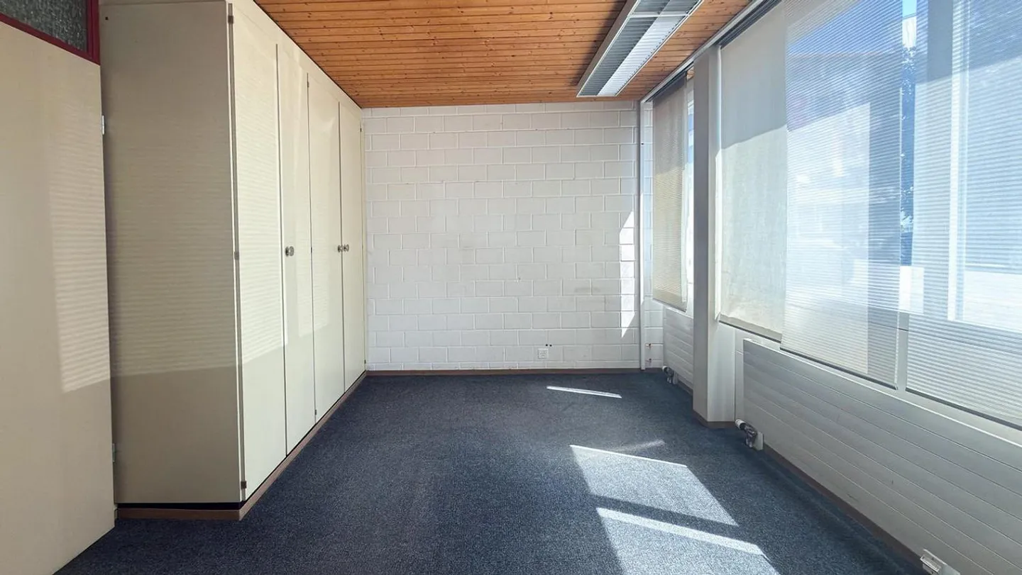 Commercial space with workshop, storage & office - Sissach BL - Photo 6 of 8