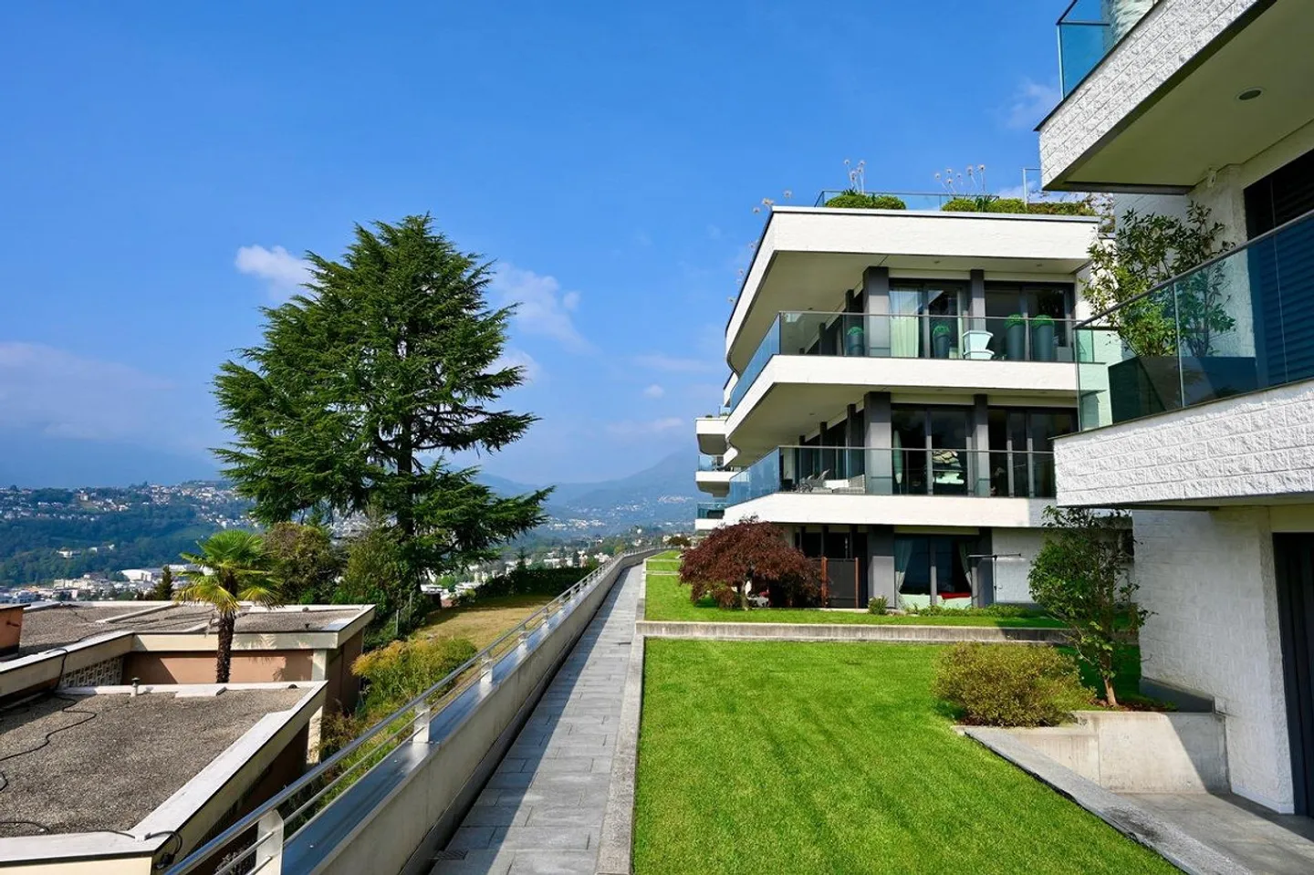 Elegant Furnished 3.5 Apartment with Private Garden - Photo 3 of 23