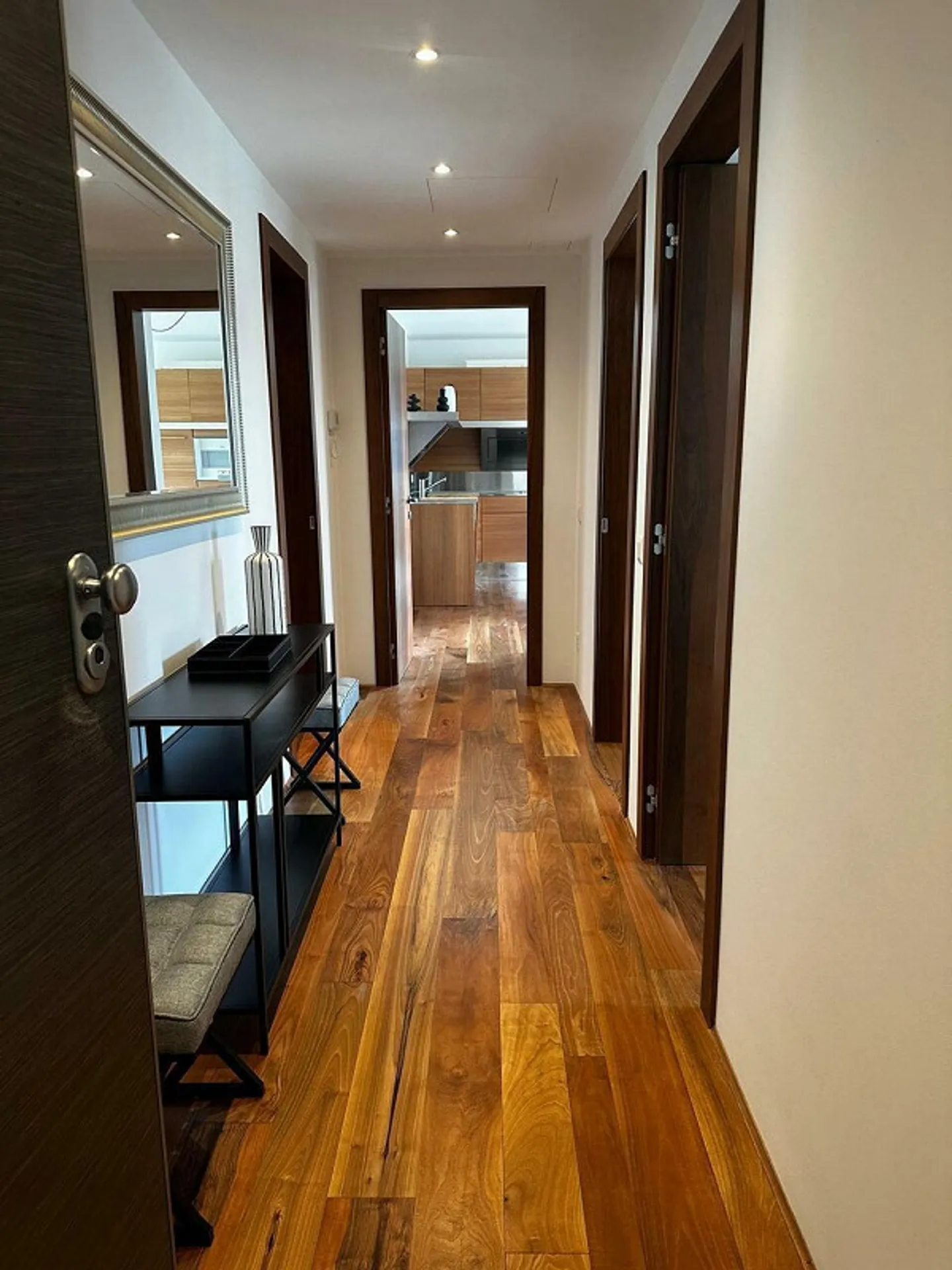 Elegant Furnished 3.5 Apartment with Private Garden - Photo 11 of 23