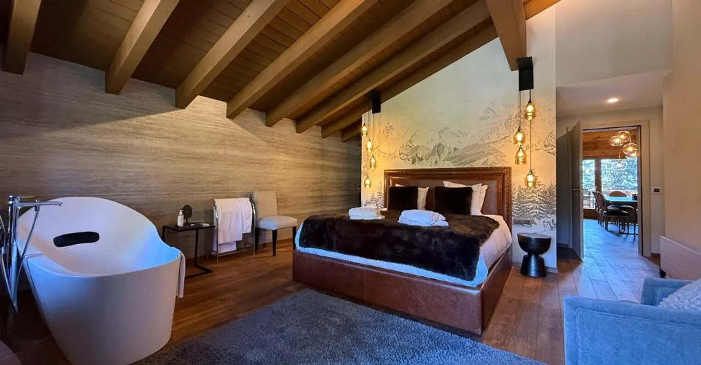 LOC 204 - PALM SPRINGS - ATTIC - Photo 7 of 11