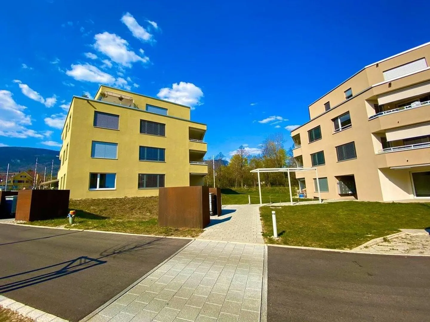 Vous cherchez une place de stationnement ? Vous la trouverez chez nous. - Photo 2 sur 2