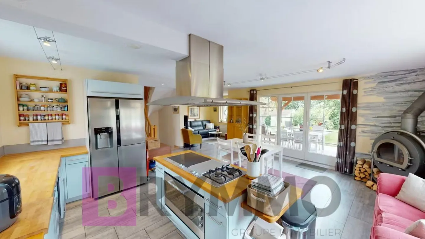 Semi-Detached House with 5.5 Rooms in the Heart of the City - Photo 2 of 19