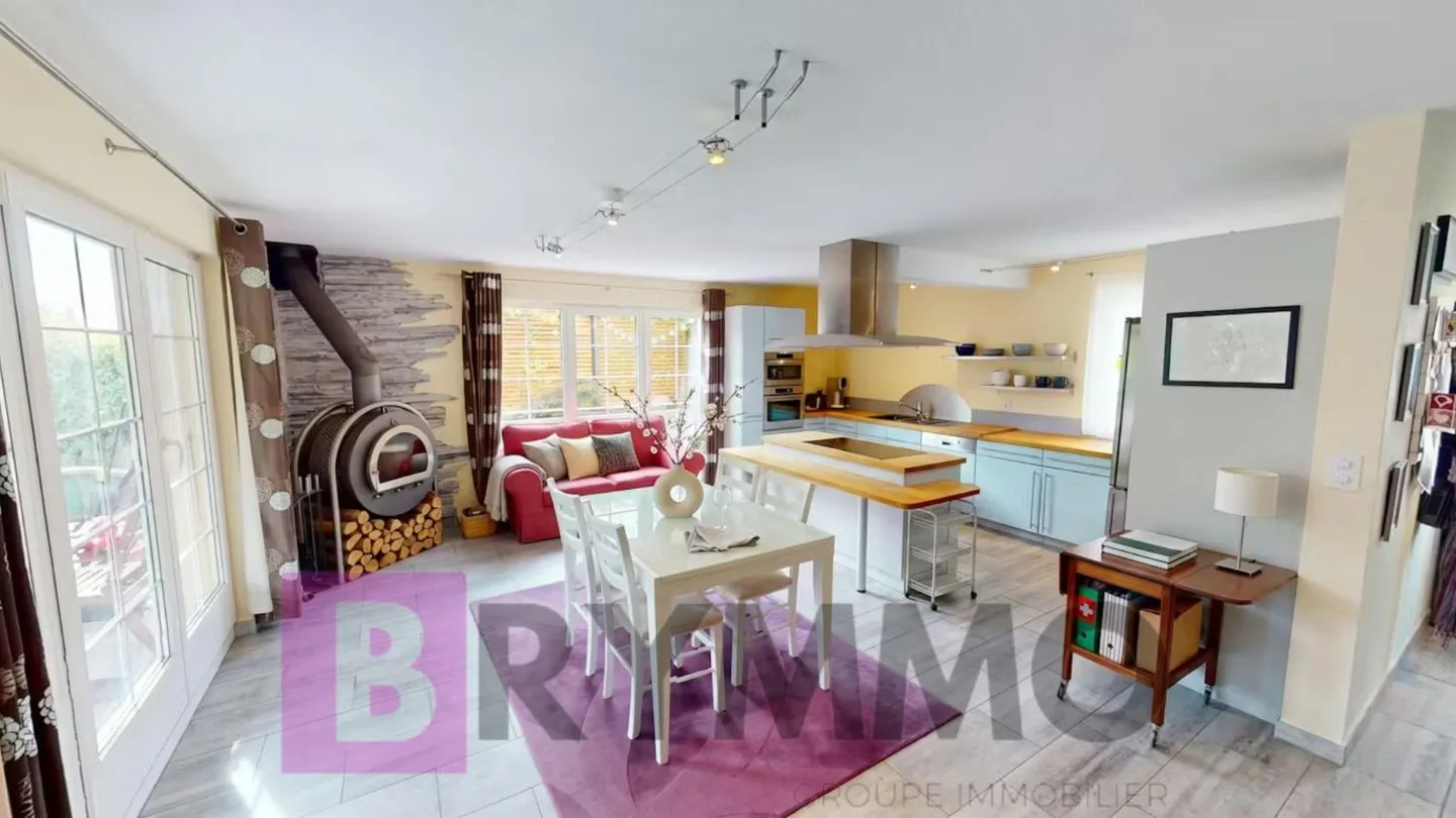 Semi-Detached House with 5.5 Rooms in the Heart of the City - Photo 3 of 19