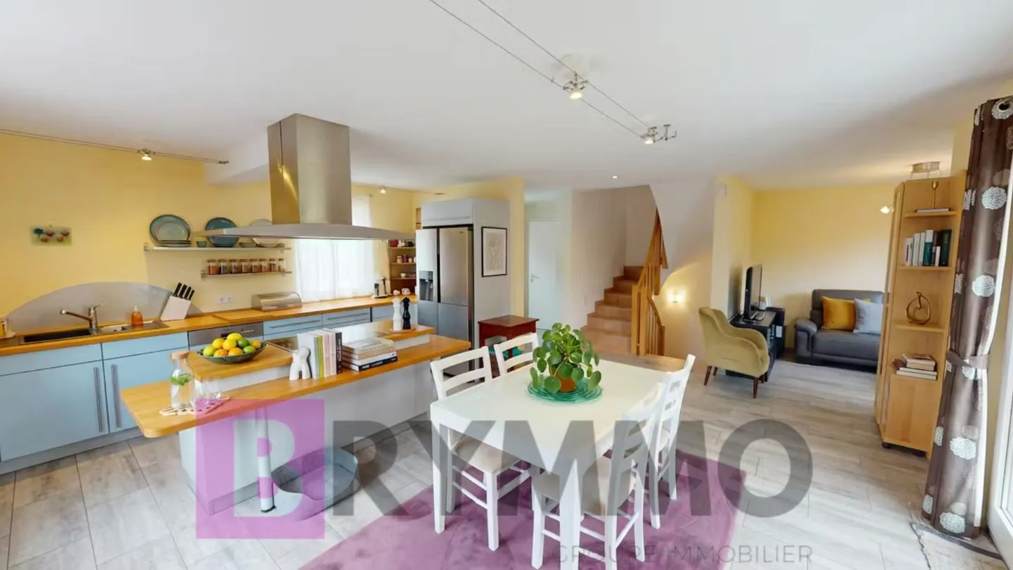 Semi-Detached House with 5.5 Rooms in the Heart of the City - Photo 4 of 19