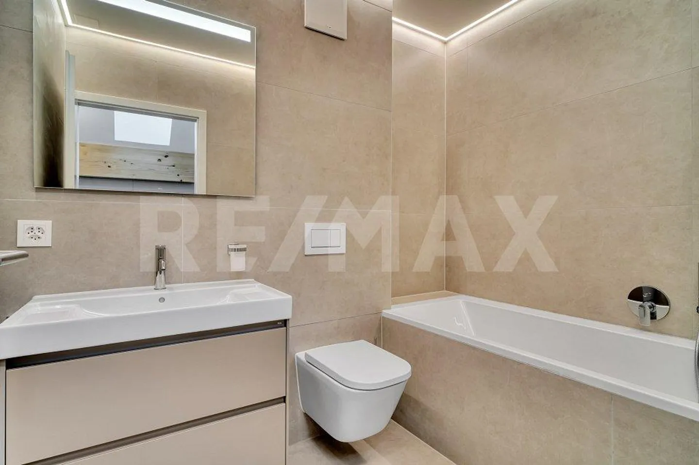 Private access by elevator; Top floor; 4.5 rooms 135 m²; Garden 10... - Photo 5 of 8