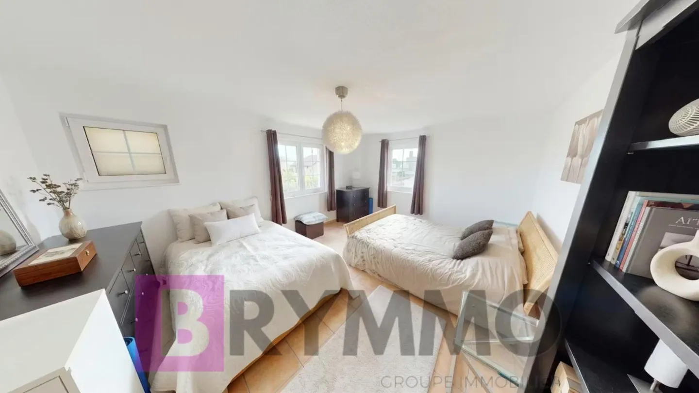 Semi-Detached House with 5.5 Rooms in the Heart of the City - Photo 8 of 19