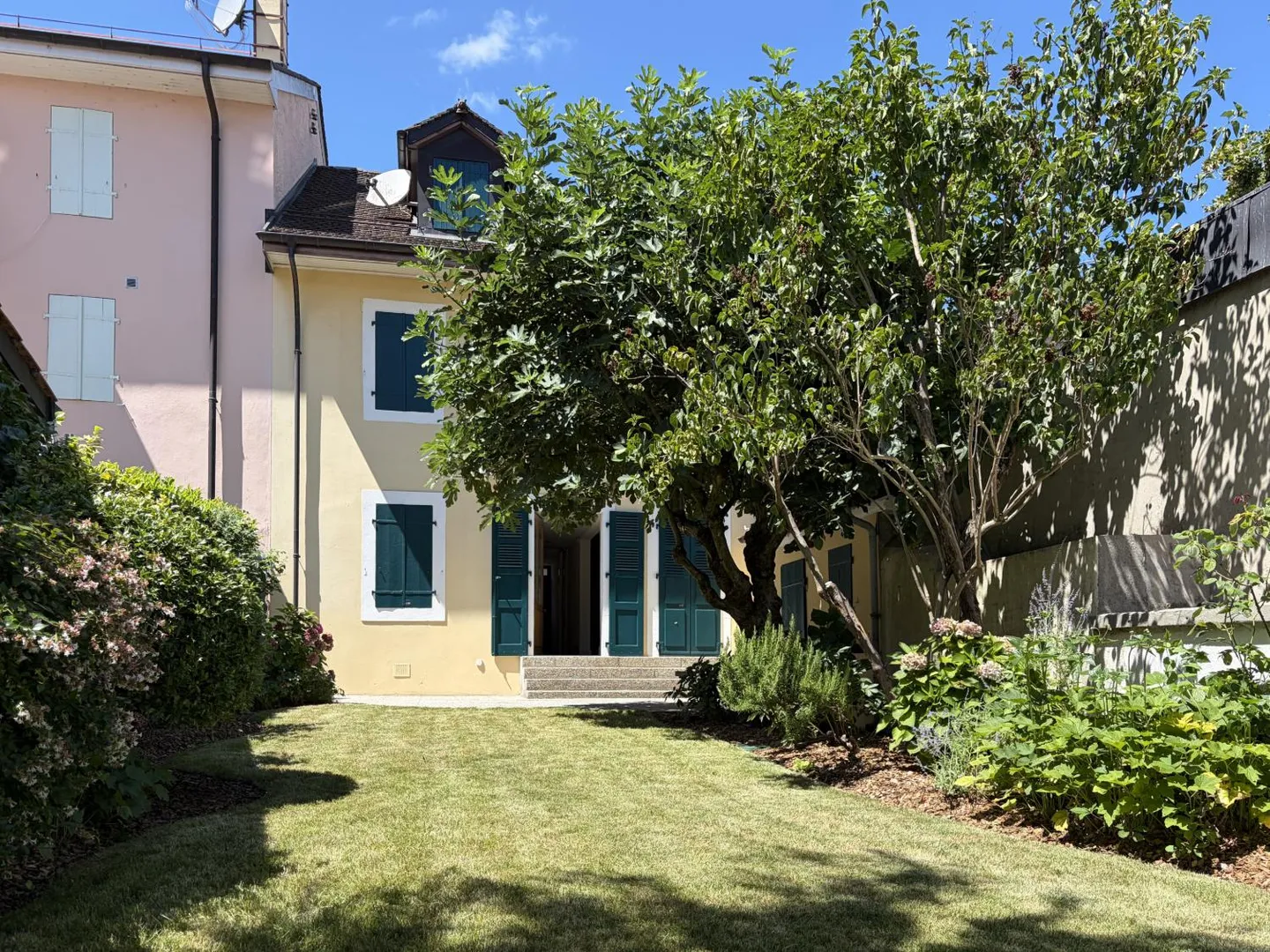Villa Charmante avec Vue sur le Lac - Photo 1 sur 13