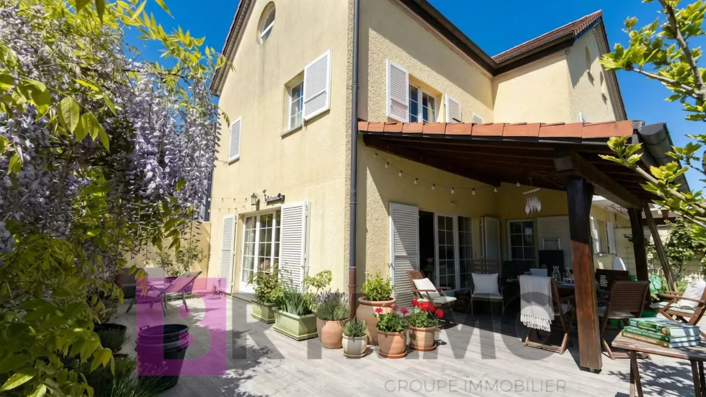 Semi-Detached House with 5.5 Rooms in the Heart of the City - Photo 18 of 19