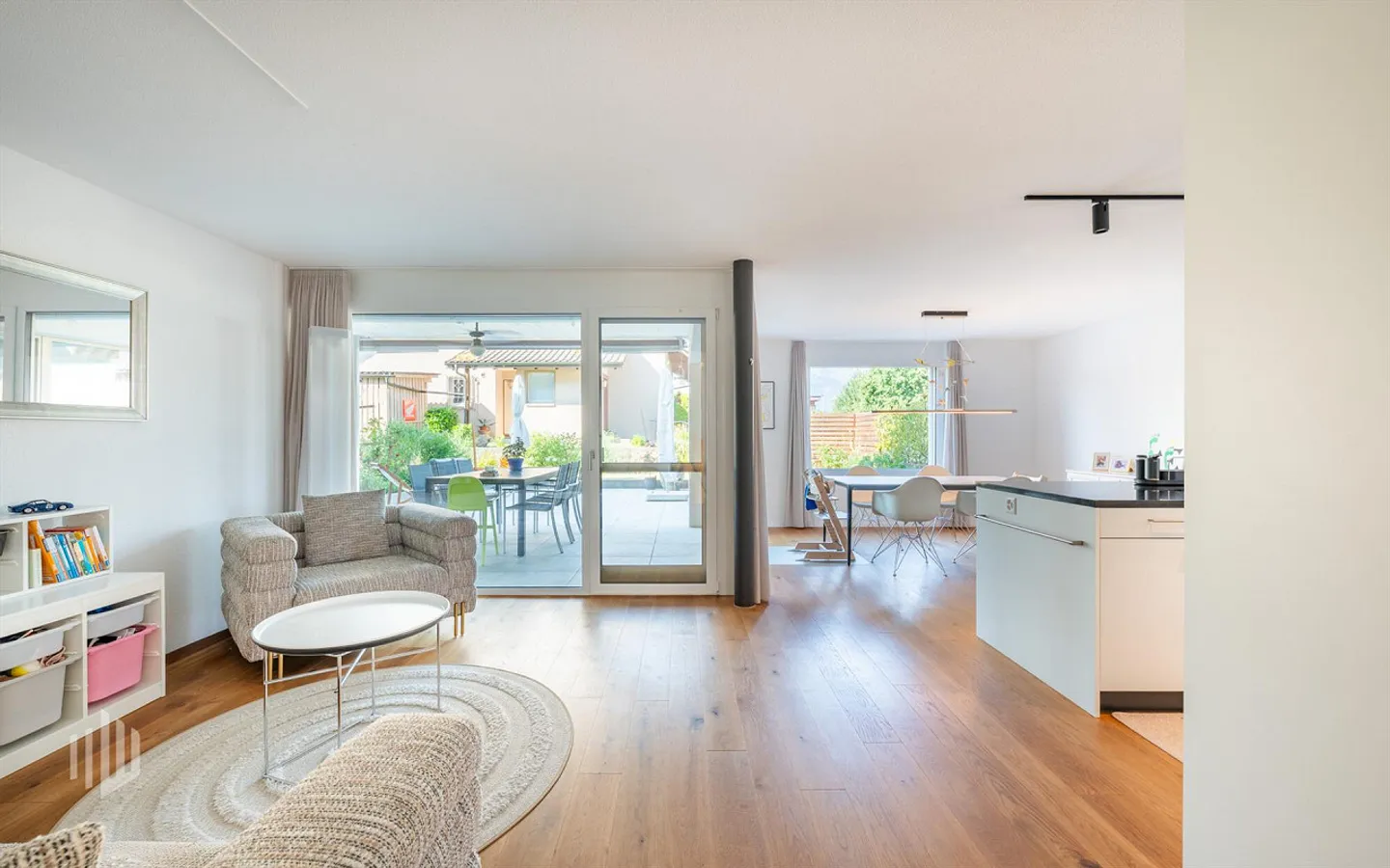 ImmoWyss - Profitez de beaucoup d'espace dans une maison de ville de 5,5 pièces - Photo 2 sur 13