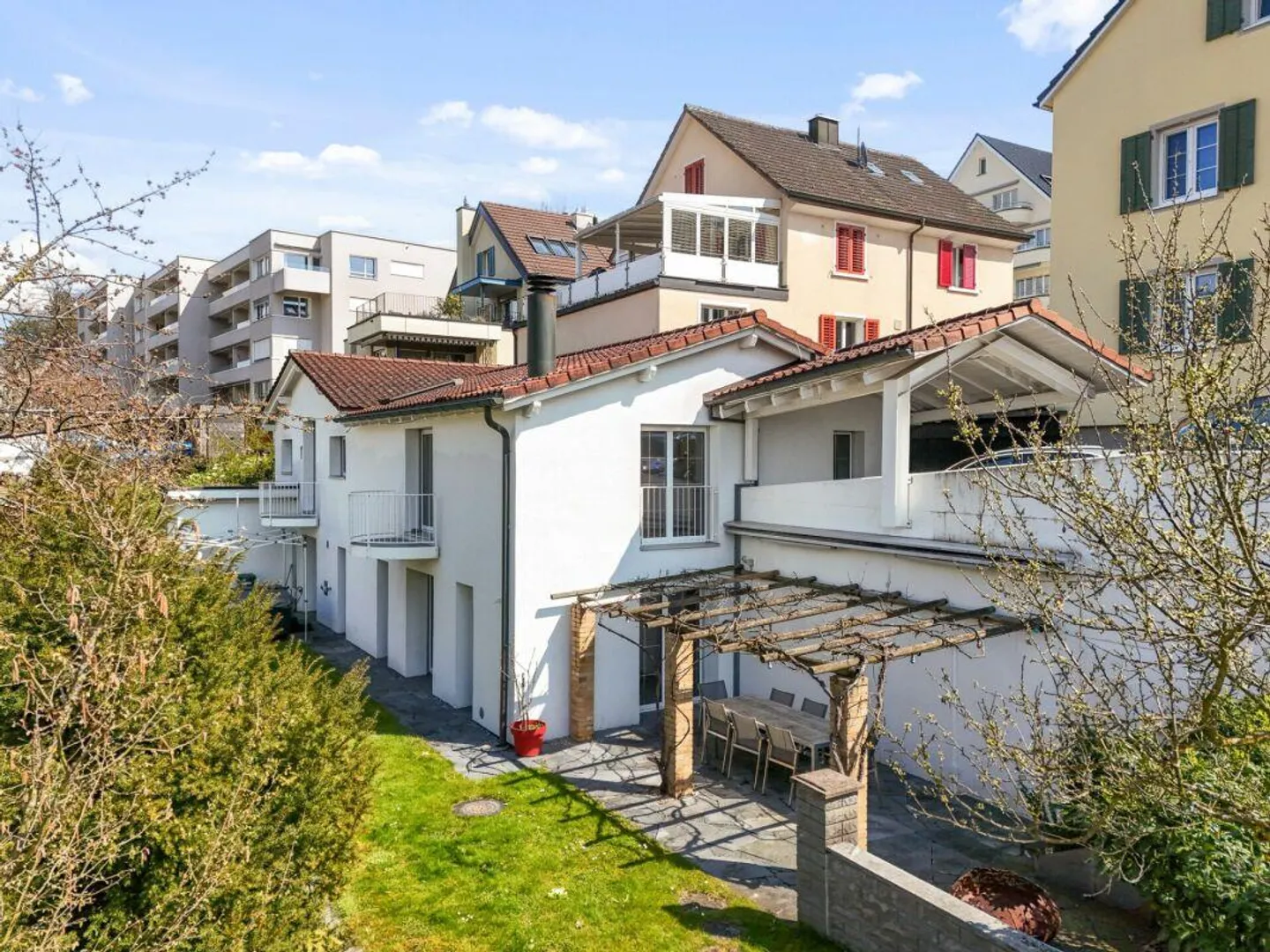 Ampia e ben tenuta casa unifamiliare a schiera con 5,5 stanze ai piedi del Zugerberg - Foto 1 di 9
