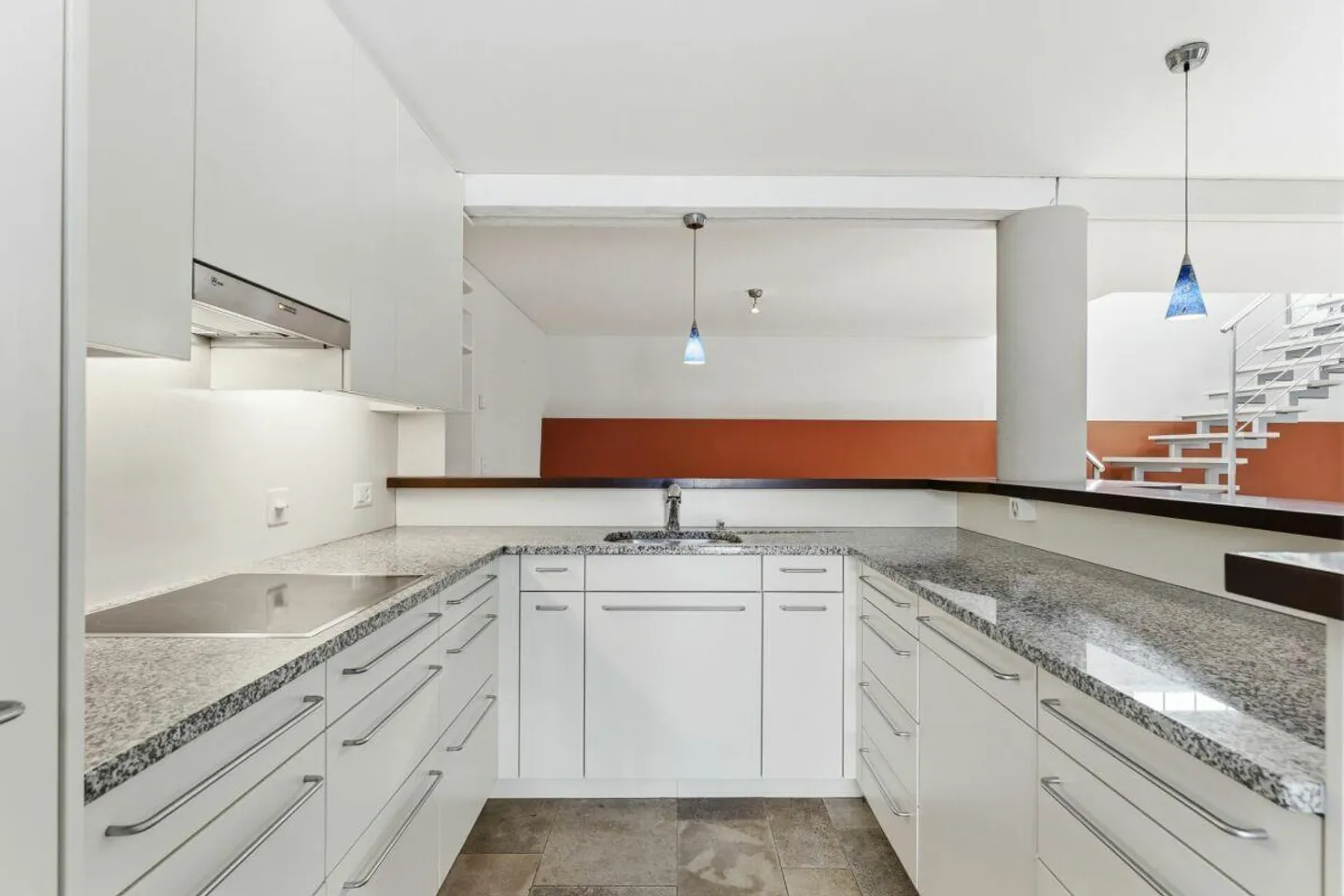 Ampia e ben tenuta casa unifamiliare a schiera con 5,5 stanze ai piedi del Zugerberg - Foto 6 di 9