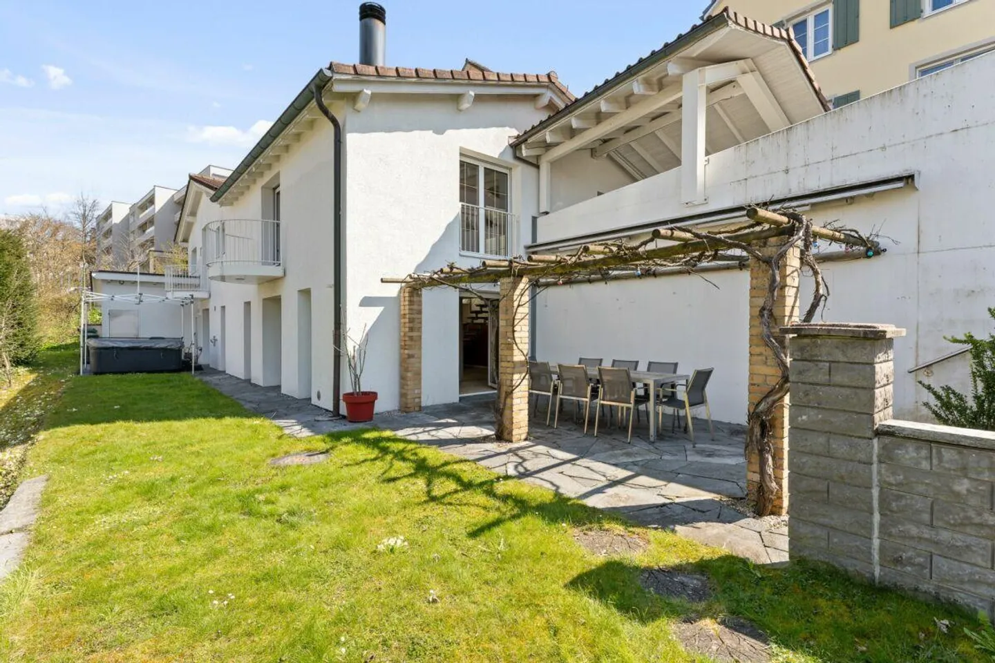 Ampia e ben tenuta casa unifamiliare a schiera con 5,5 stanze ai piedi del Zugerberg - Foto 9 di 9