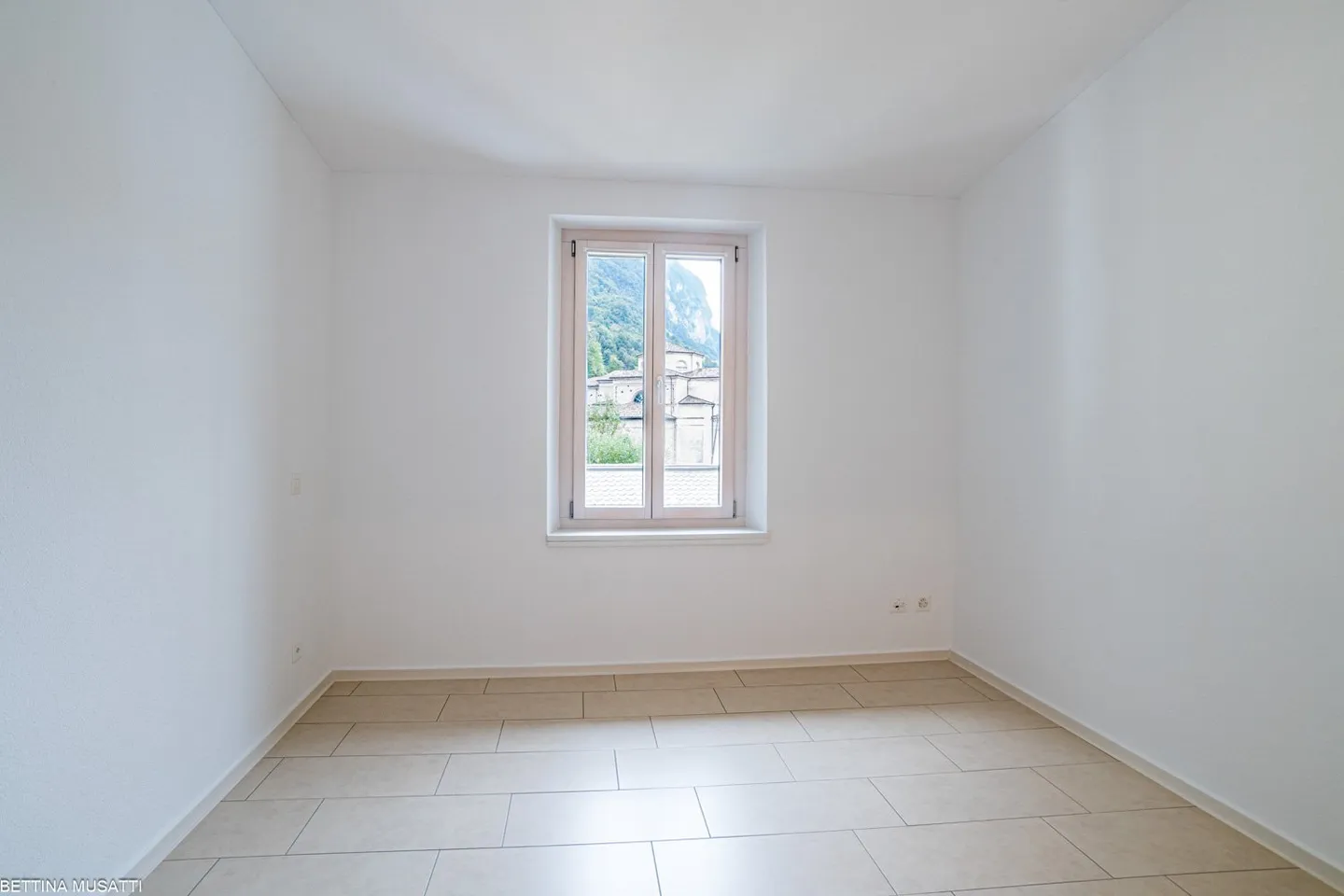 MELANO – 3.5 Rooms Renovated with Modern Comfort - Photo 8 of 13