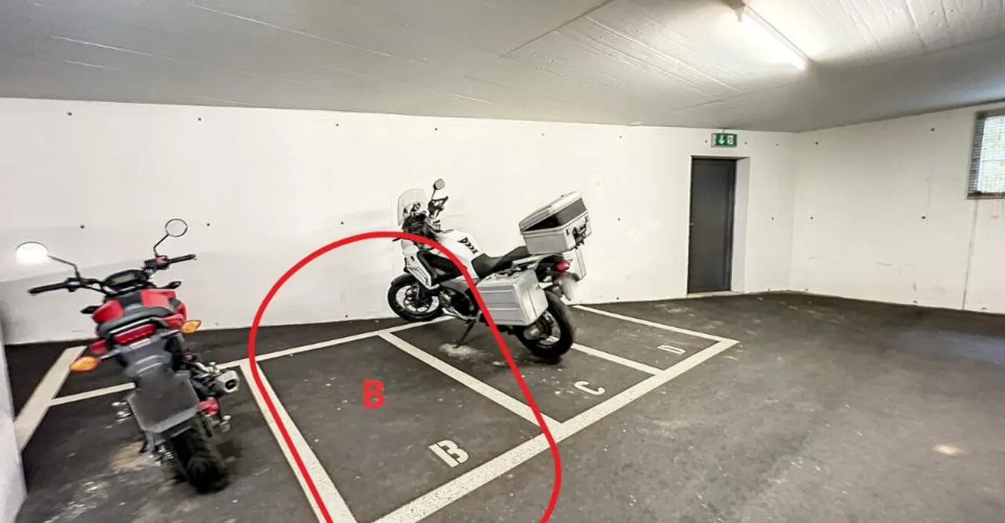 Cormanon - Innenparkplatz für MOTO - Foto 2 von 3
