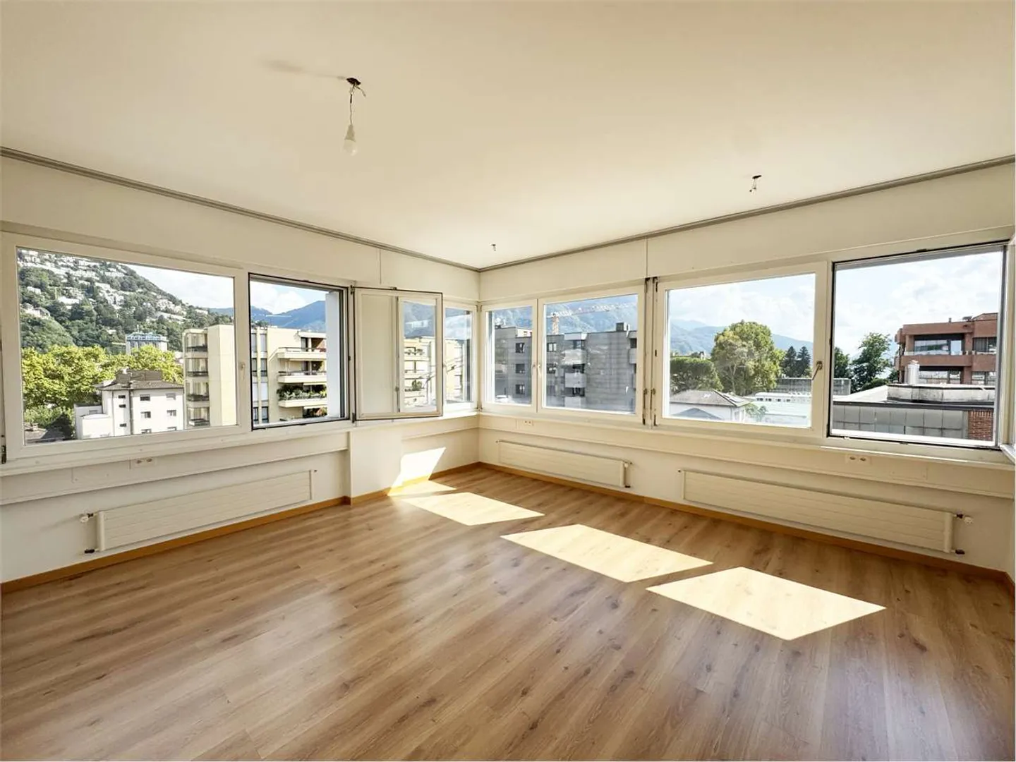 Appartamento 3.5 locali nel centro di Lugano con vista parziale sul lago - Foto 1 di 5