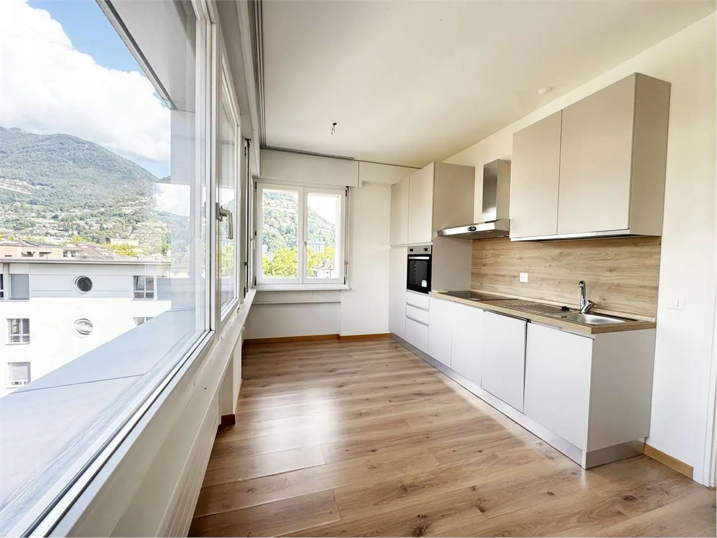 Appartamento 3.5 locali nel centro di Lugano con vista parziale sul lago - Foto 3 di 5