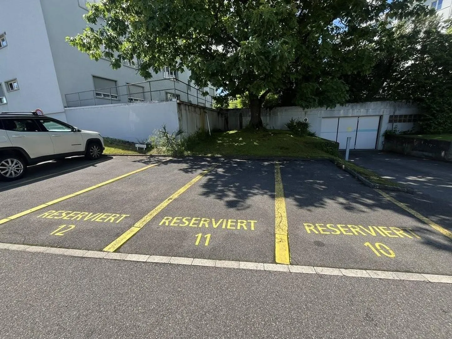 Suchen Sie einen Parkplatz in Muri? - Photo 2 of 2