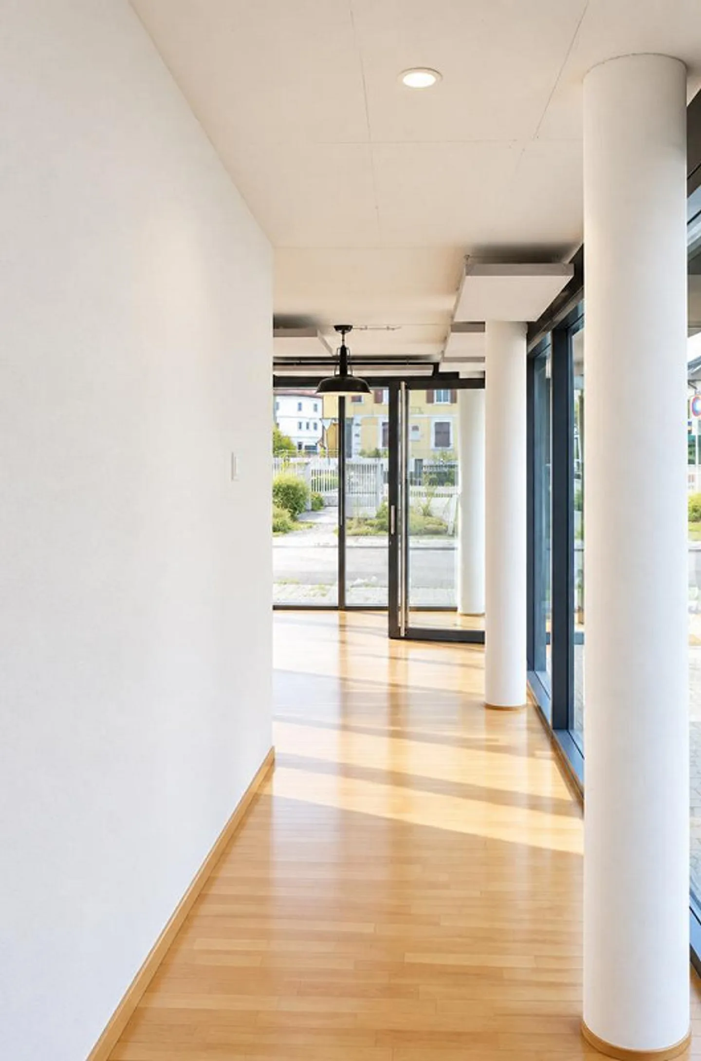 Compact commercial space ideal for practice, consulting or office - Photo 3 of 6