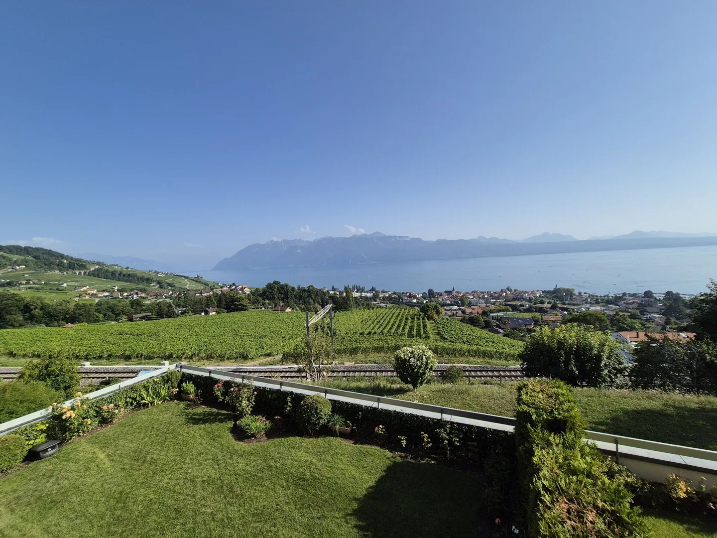 Studio with a breathtaking view of the lake and mountains - Photo 7 of 9