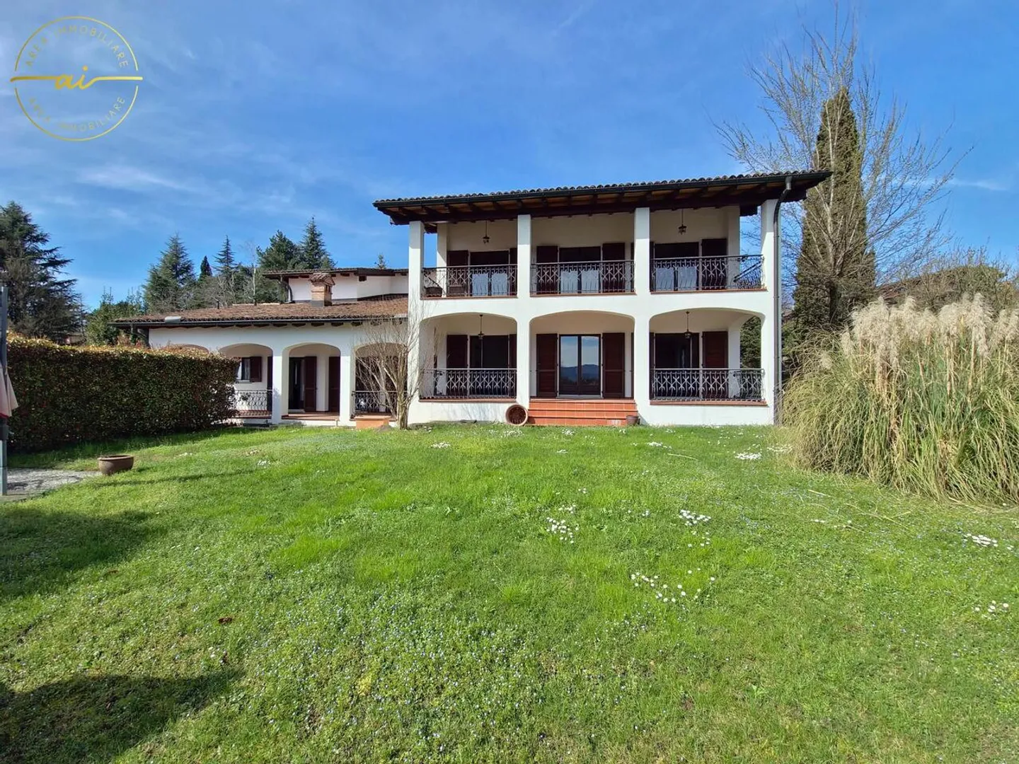 PRESTIGIOSA VILLA MEDITERRANEA CON GIARDINO E VISTA APERTA - Foto 1 di 13