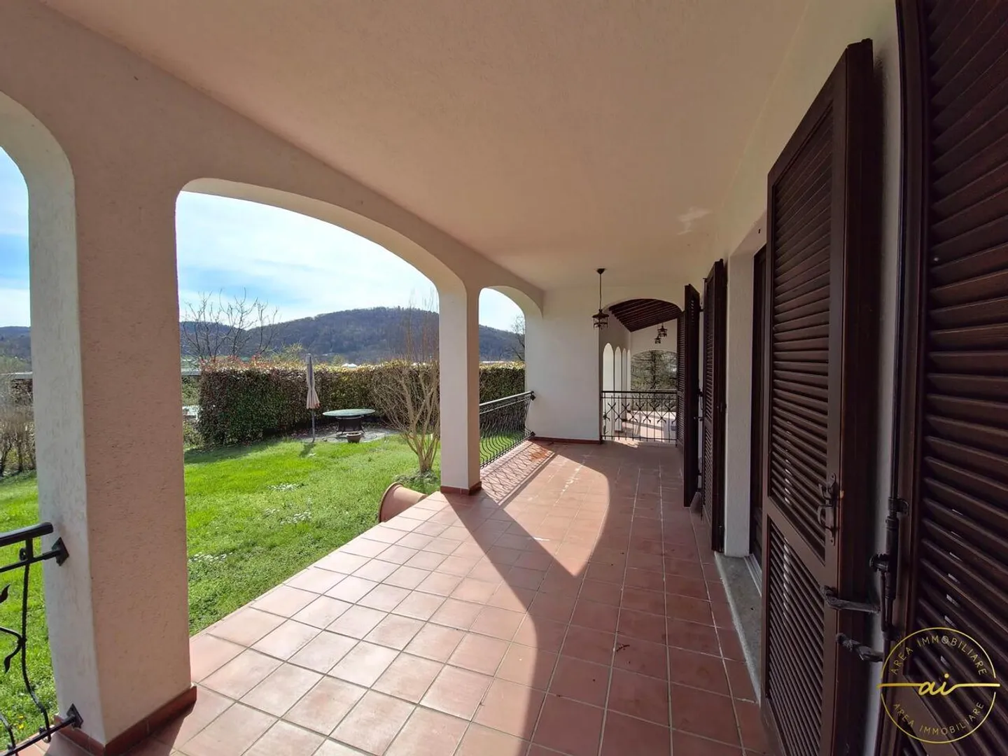 PRESTIGIOSA VILLA MEDITERRANEA CON GIARDINO E VISTA APERTA - Foto 4 di 13