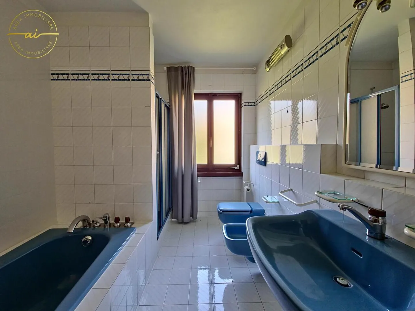 PRESTIGIOSA VILLA MEDITERRANEA CON GIARDINO E VISTA APERTA - Foto 8 di 13