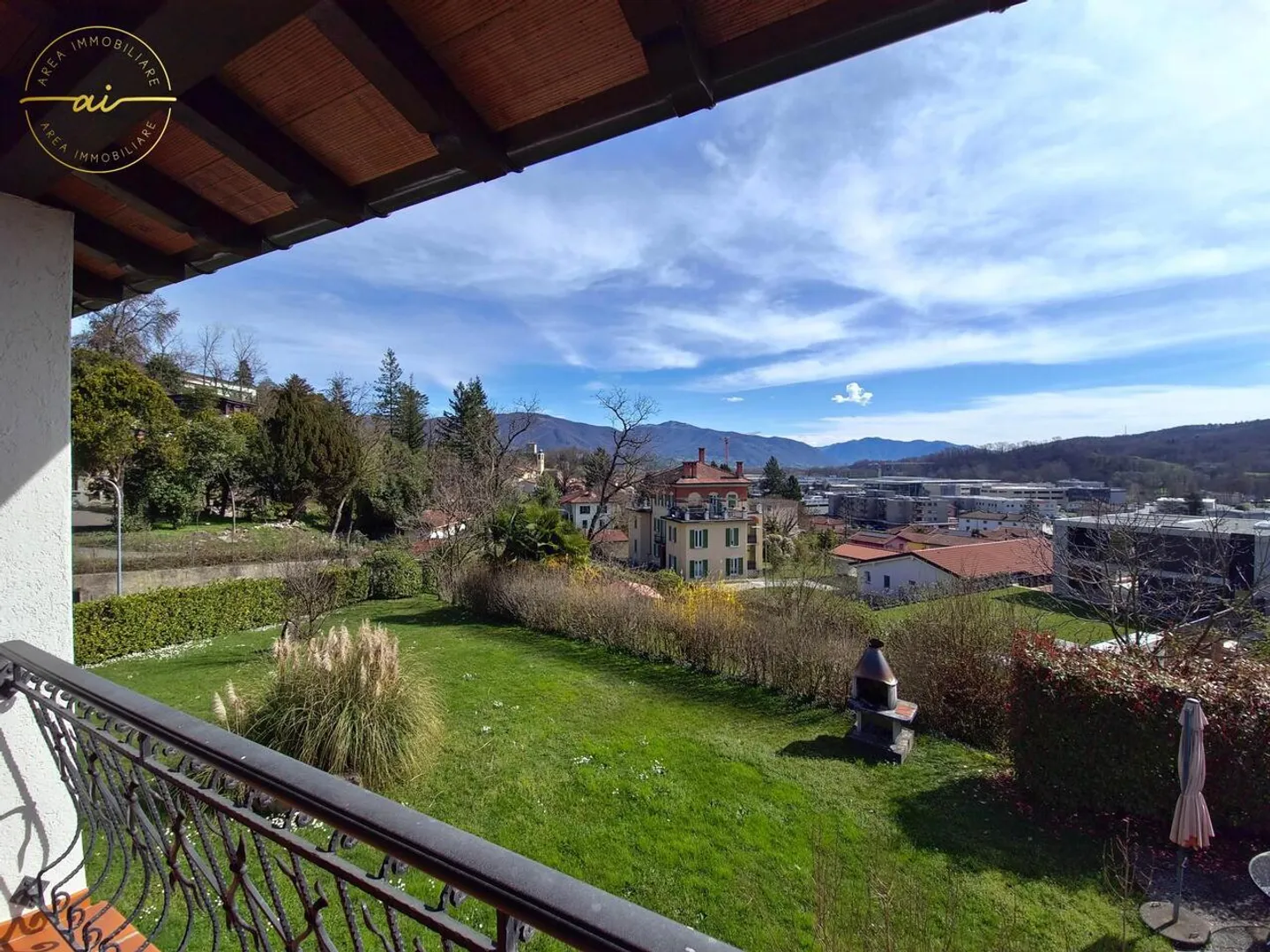 PRESTIGIOSA VILLA MEDITERRANEA CON GIARDINO E VISTA APERTA - Foto 3 di 13