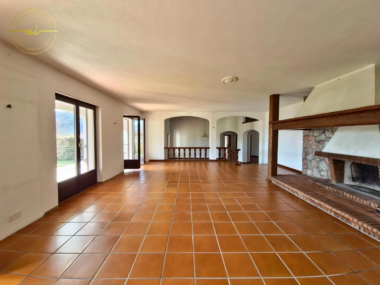 PRESTIGIOSA VILLA MEDITERRANEA CON GIARDINO E VISTA APERTA - Foto 11 di 13