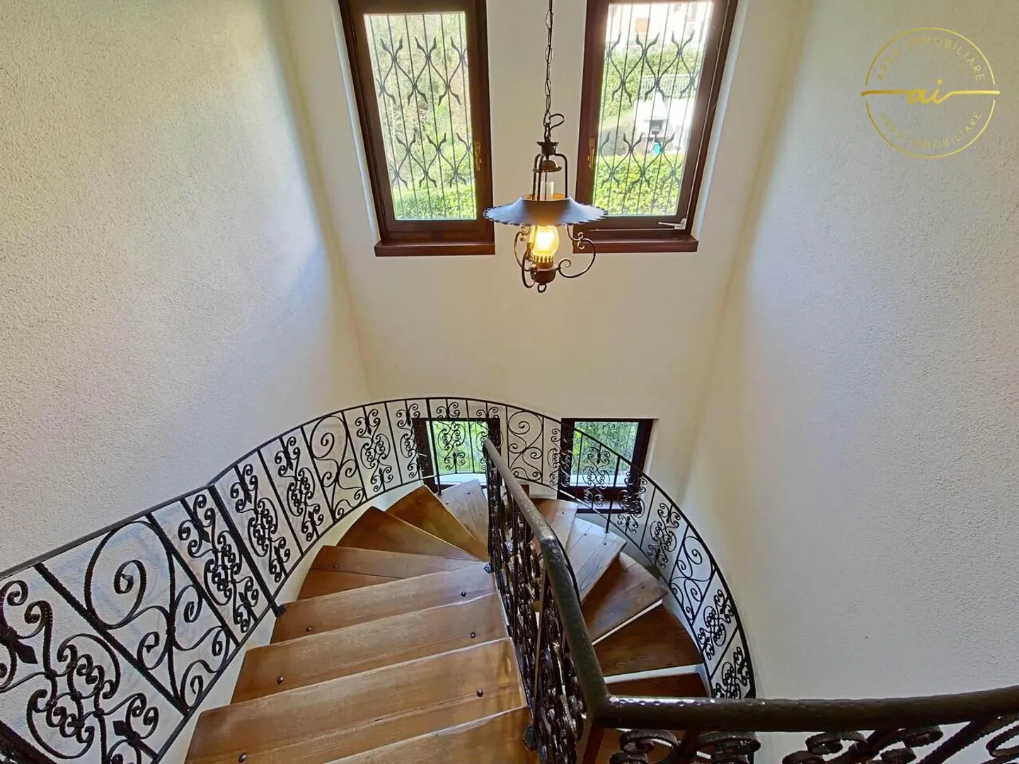 PRESTIGIOSA VILLA MEDITERRANEA CON GIARDINO E VISTA APERTA - Foto 12 di 13