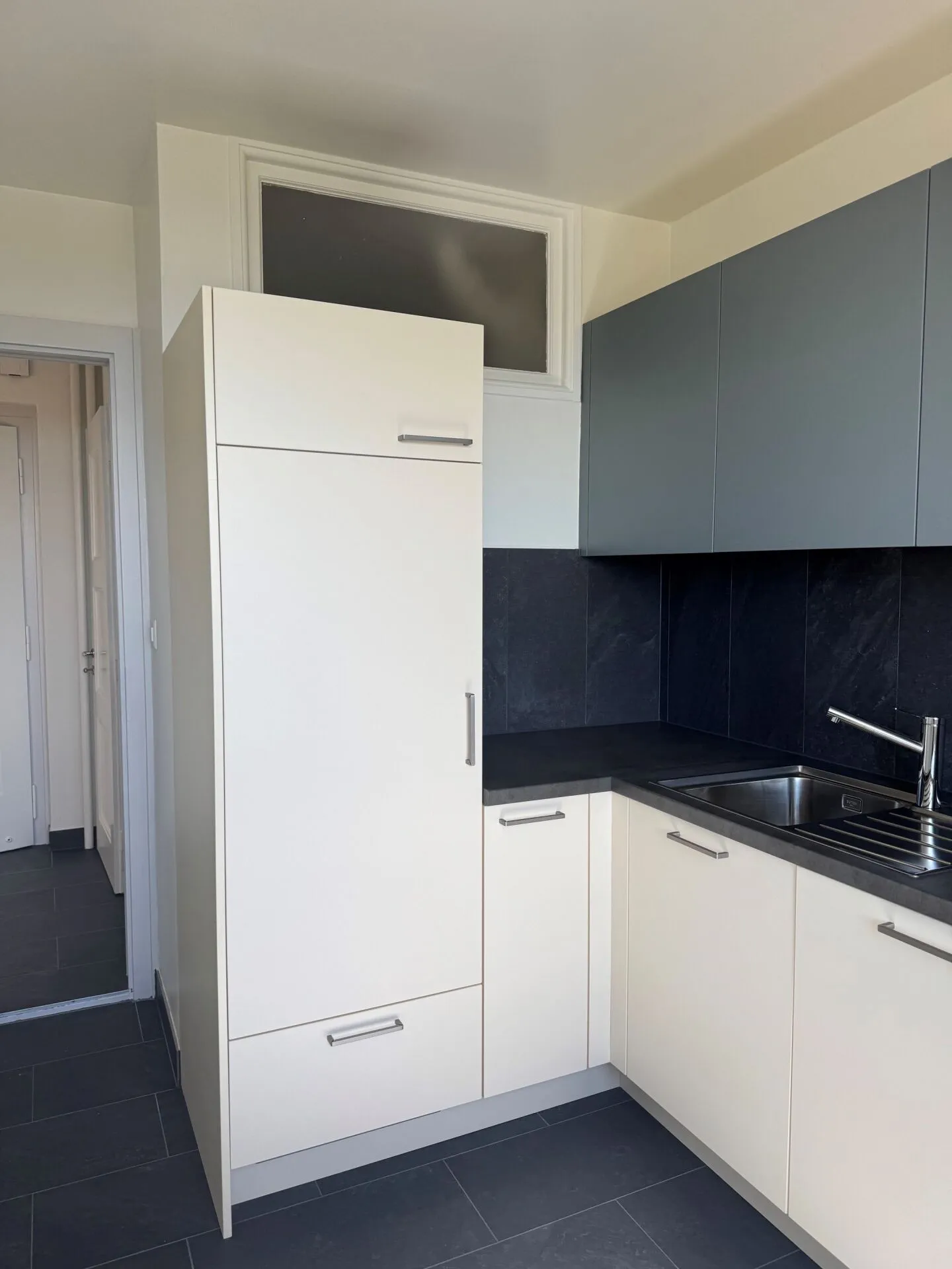 Fully renovated 2-room apartment - Photo 2 of 7