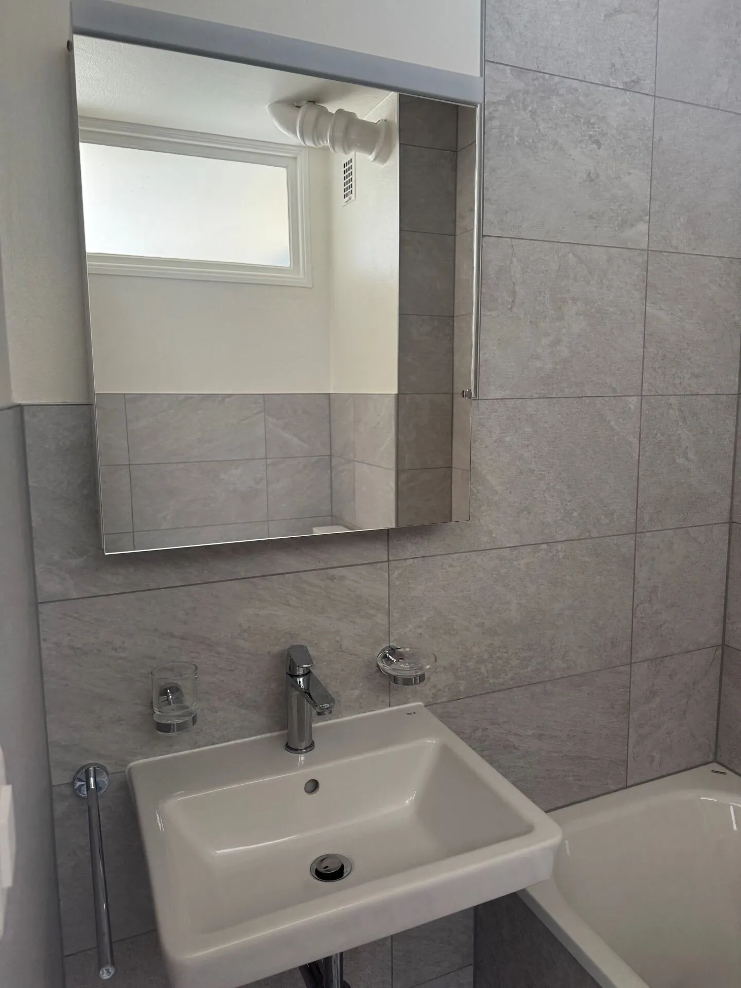 Fully renovated 2-room apartment - Photo 3 of 7