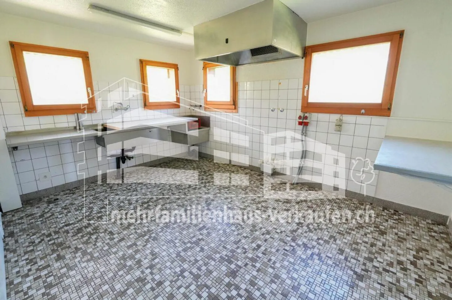 Casa plurifamiliare con edificio annesso - Foto 3 di 13
