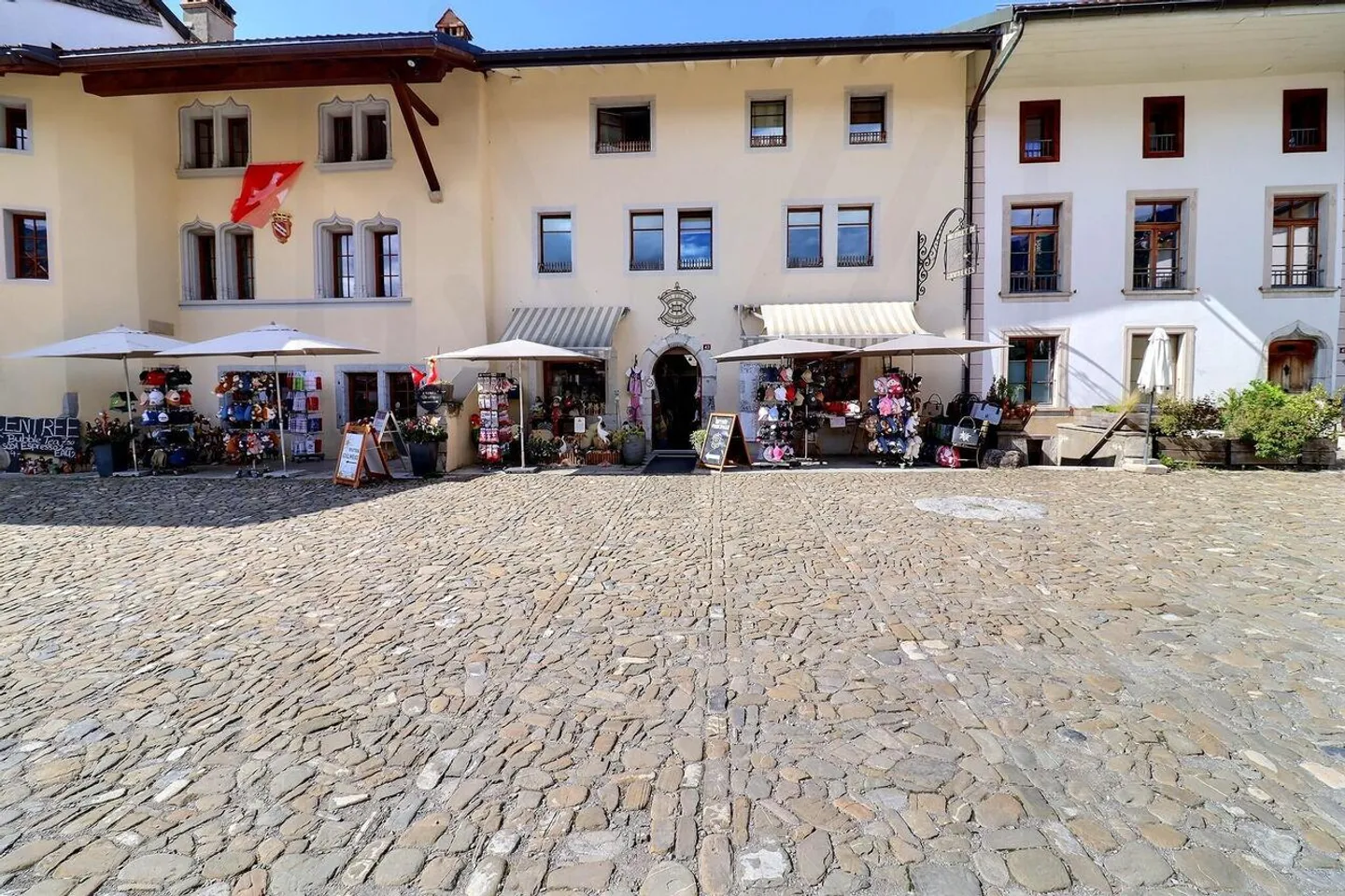 Splendide immeuble historique du 15ᵉ siècle avec local commercial et appartements - Photo 1 sur 17