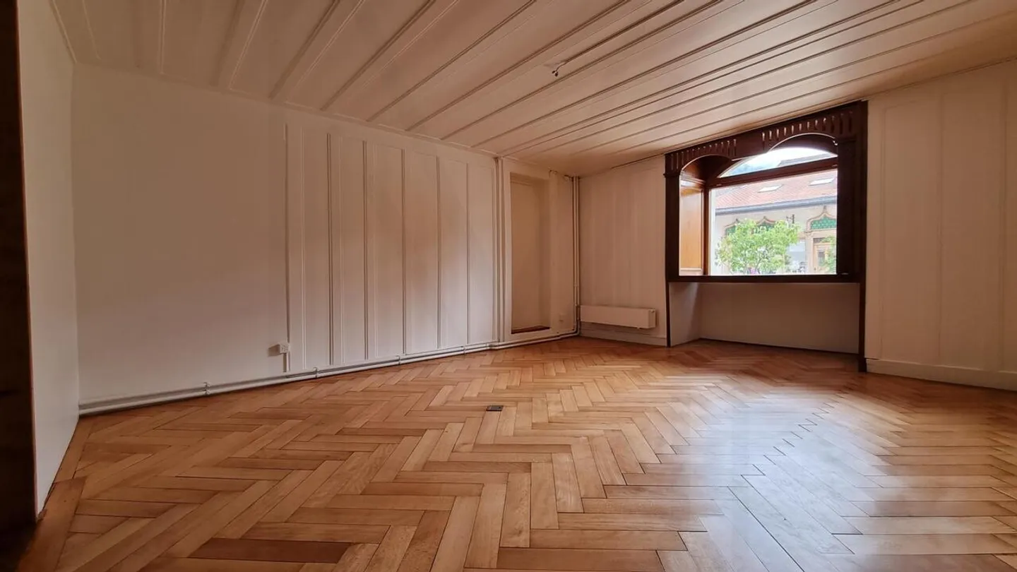 Splendide immeuble historique du 15ᵉ siècle avec local commercial et appartements - Photo 2 sur 17