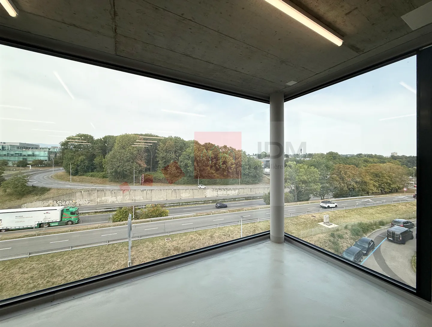 Exhibition space with exceptional visibility on the highway - Photo 1 of 4