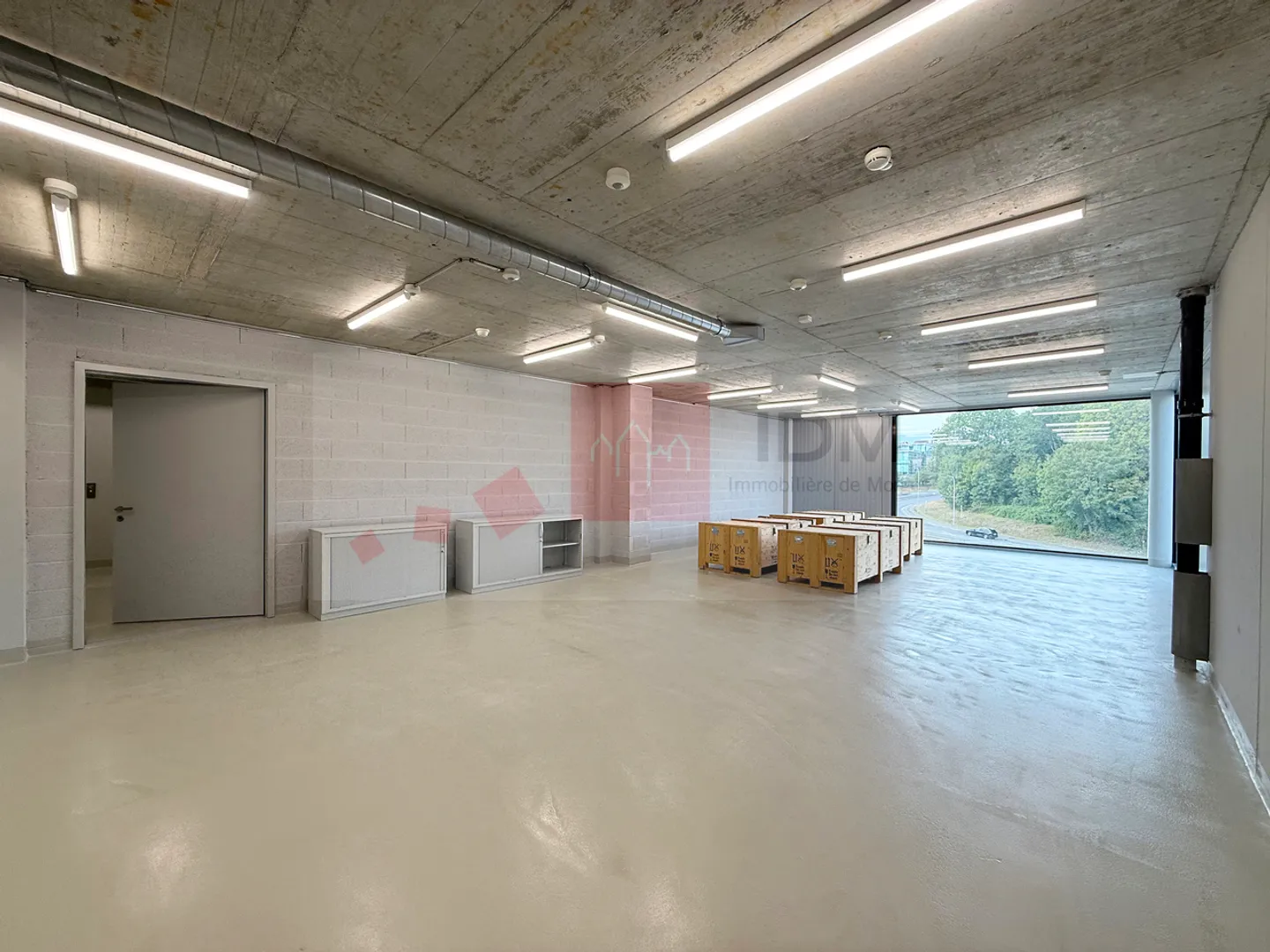 Exhibition space with exceptional visibility on the highway - Photo 3 of 4