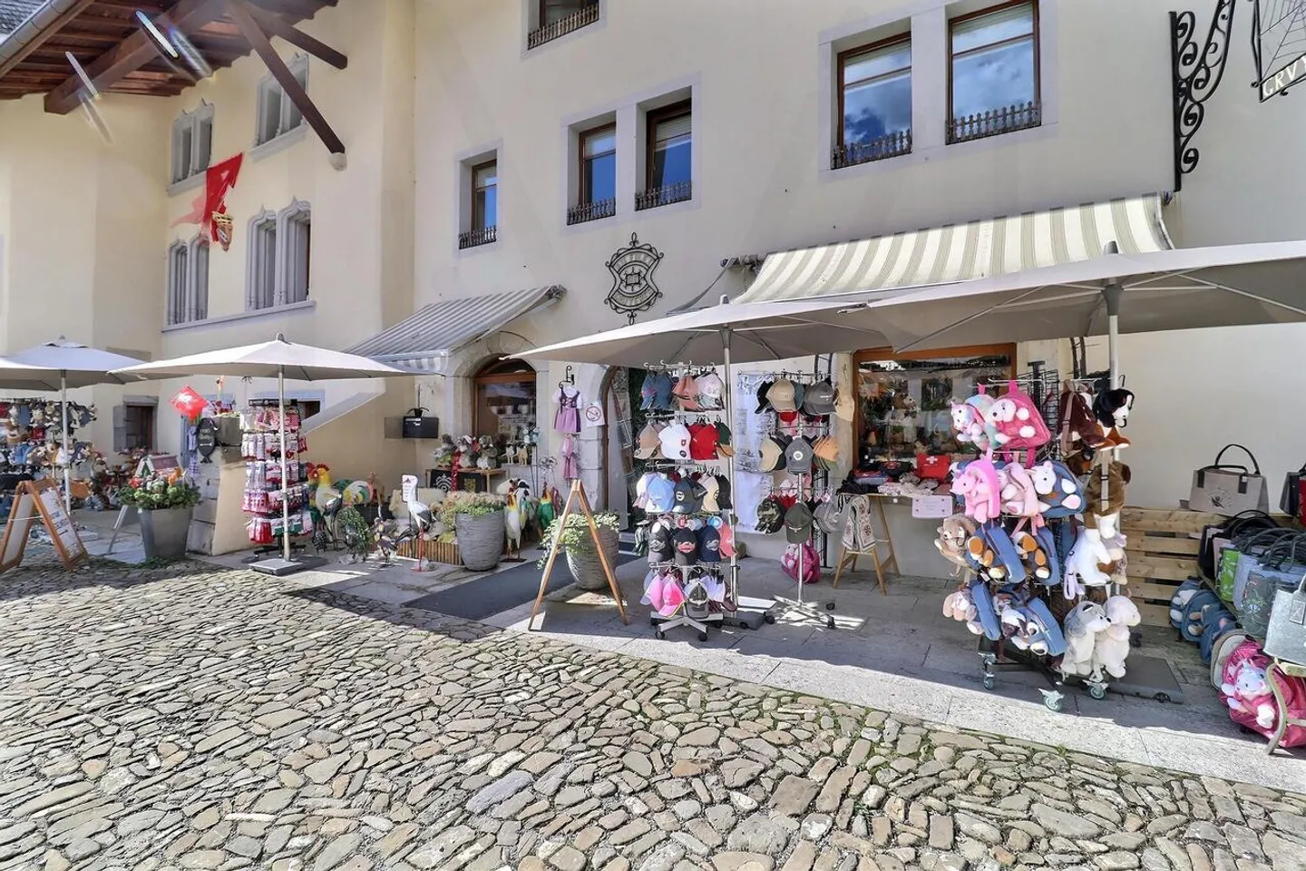 Splendide immeuble historique du 15ᵉ siècle avec local commercial et appartements - Photo 4 sur 17