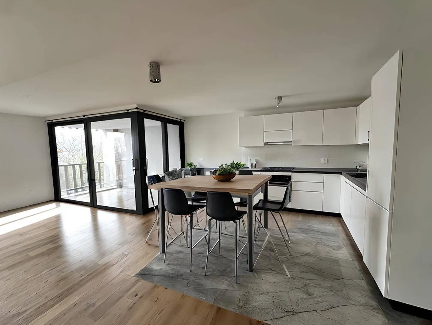Charming 3.5-Room Apartment - Photo 3 of 10