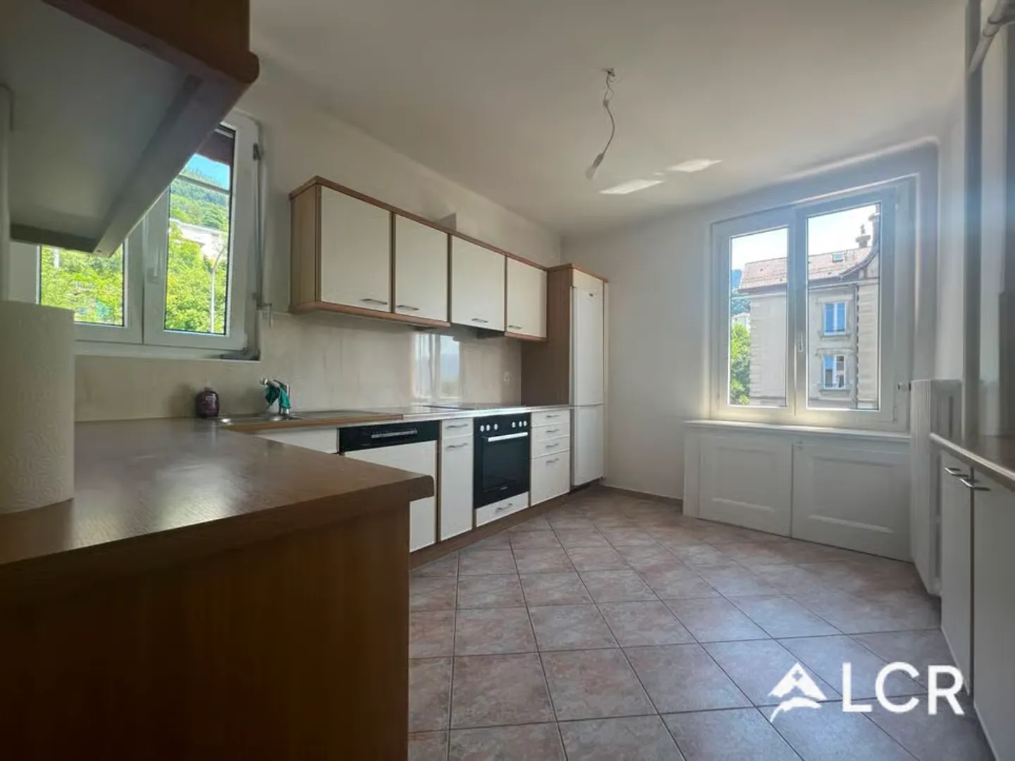 Wunderschöne 5,5-Zimmer-Wohnung / 3 Schlafzimmer / 1 Badezimmer / 1 Balkon mit atemberaubendem Blick - Foto 6 von 12