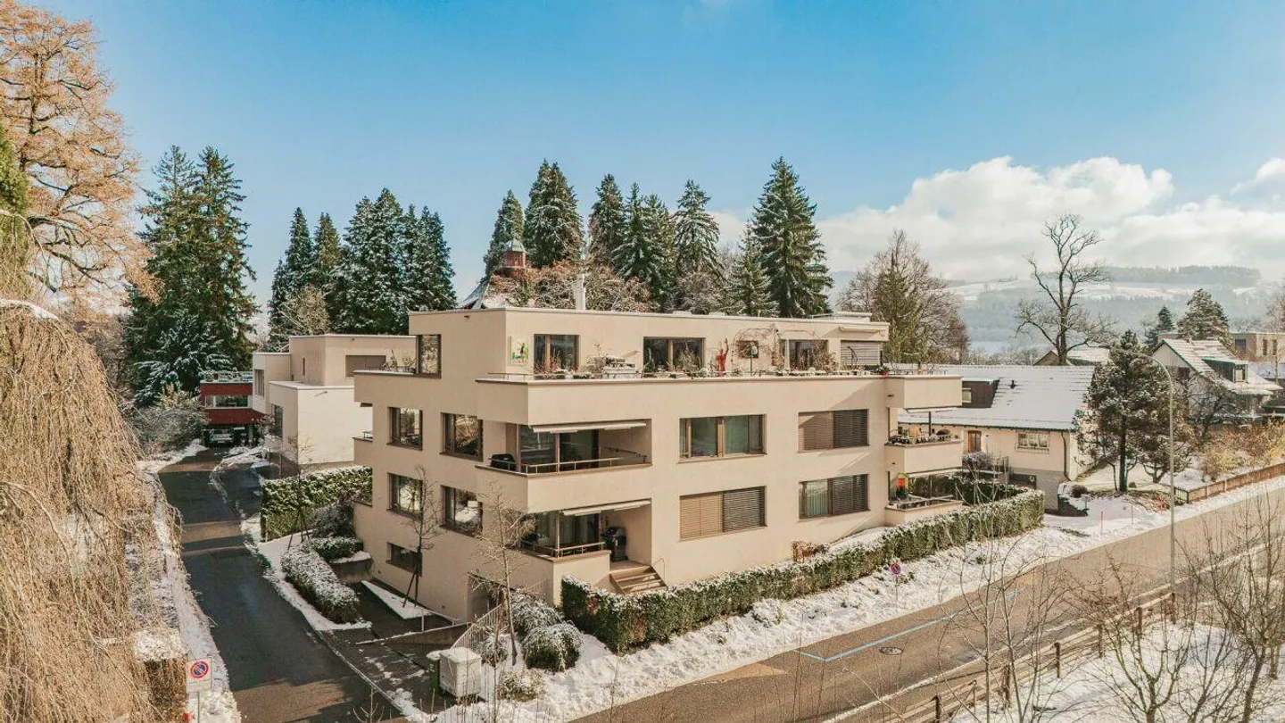 Garden apartment in a preferred location - Photo 3 of 10