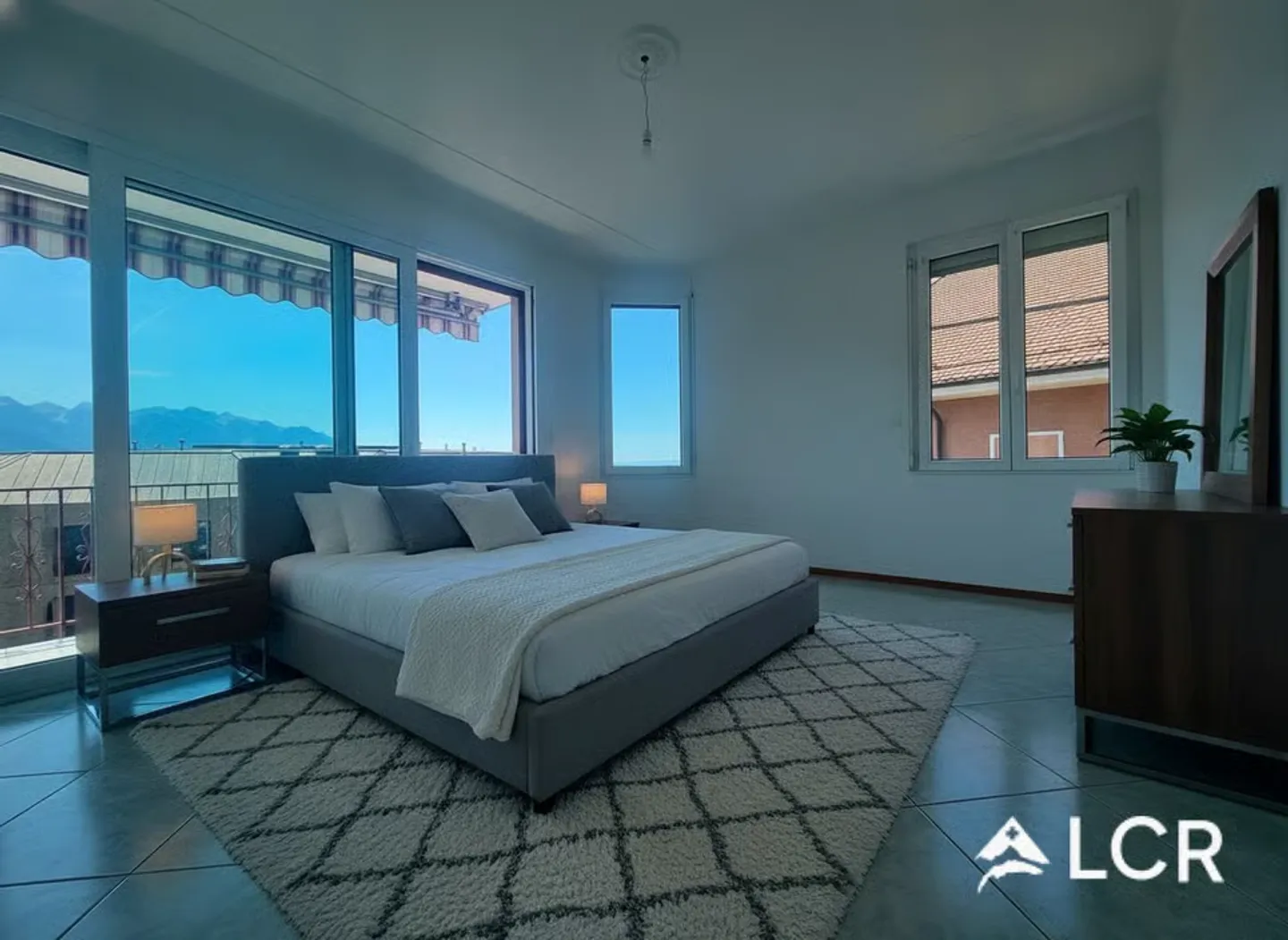 Wunderschöne 5,5-Zimmer-Wohnung / 3 Schlafzimmer / 1 Badezimmer / 1 Balkon mit atemberaubendem Blick - Foto 8 von 12