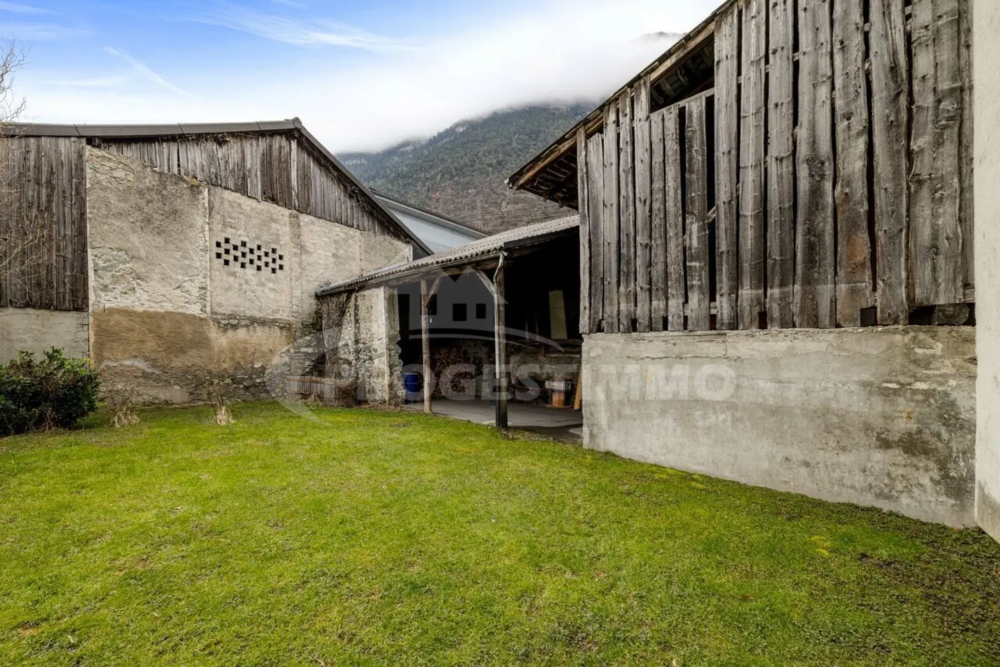 GRANGE A TRANSFORMER AVEC FORT POTENTIEL CONSTRUCTIBLE - Photo 2 sur 6